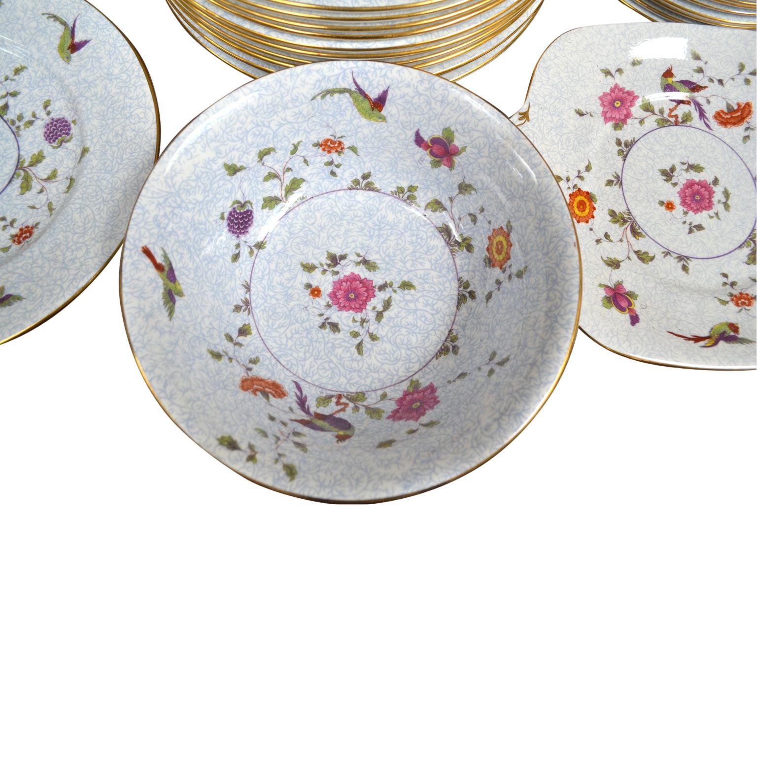 Inglese Un set di 130 pezzi di porcellana Crown Staffordshire 