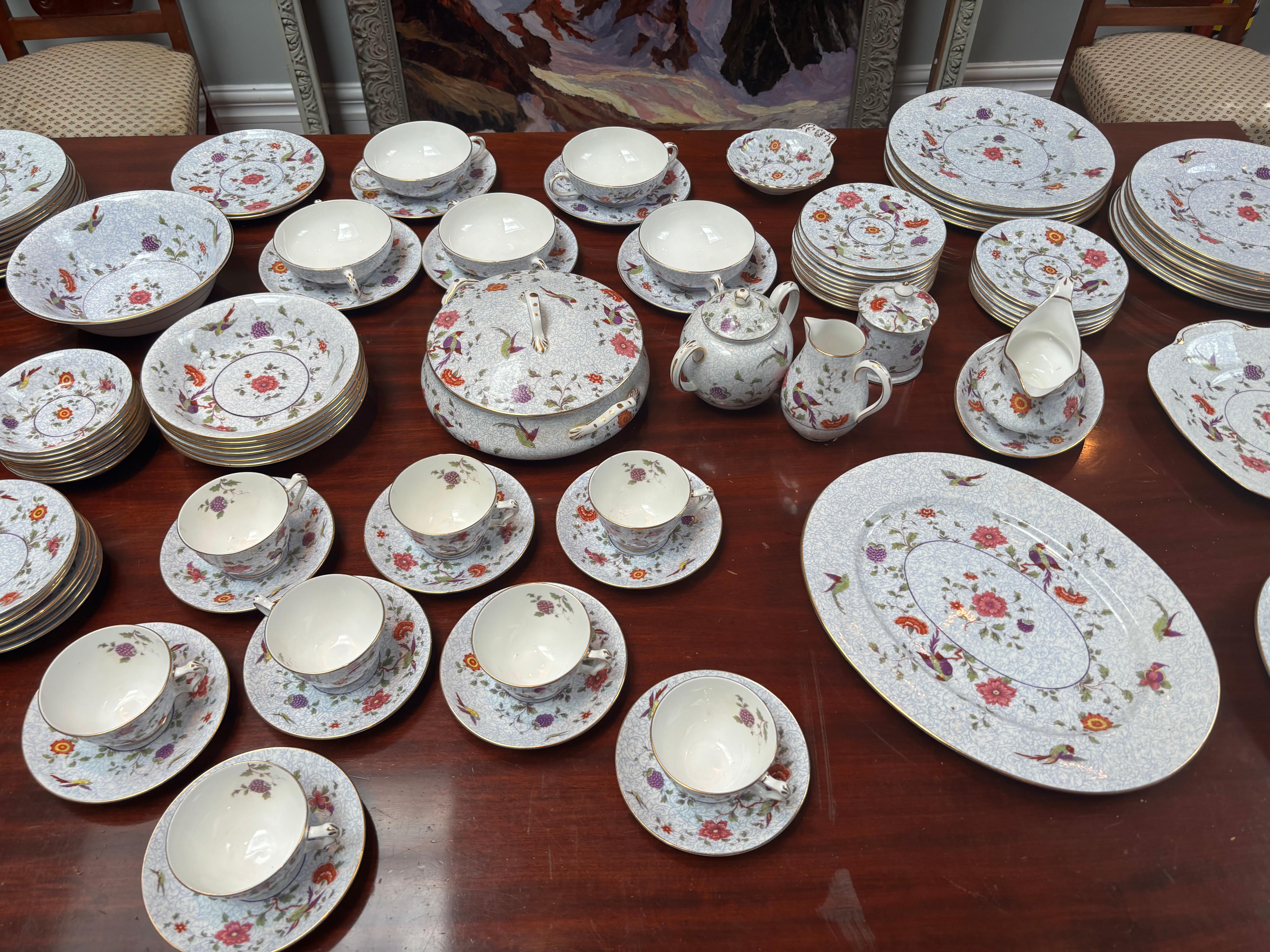 Un set di 130 pezzi di porcellana Crown Staffordshire 