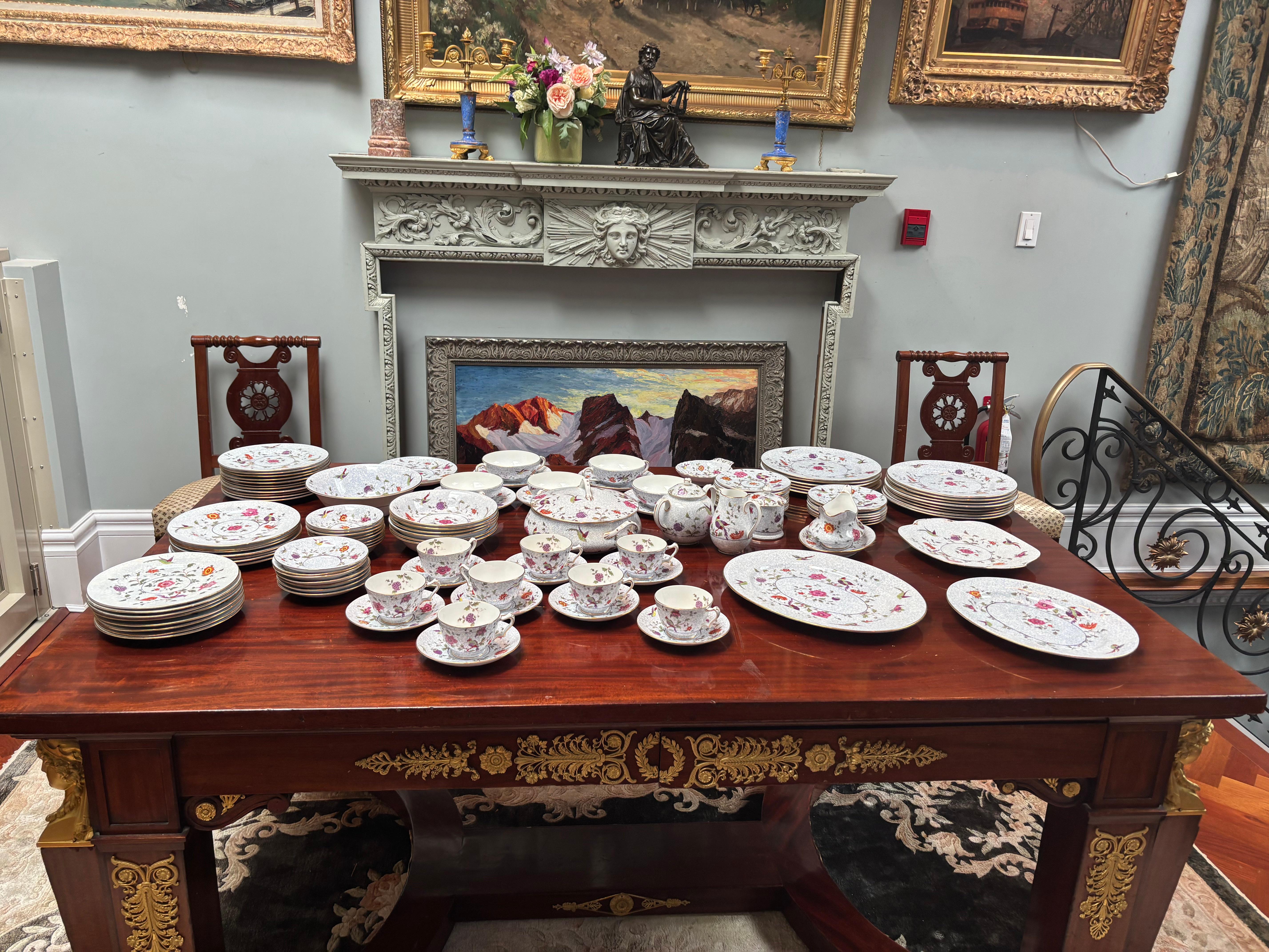 XX secolo Un set di 130 pezzi di porcellana Crown Staffordshire 