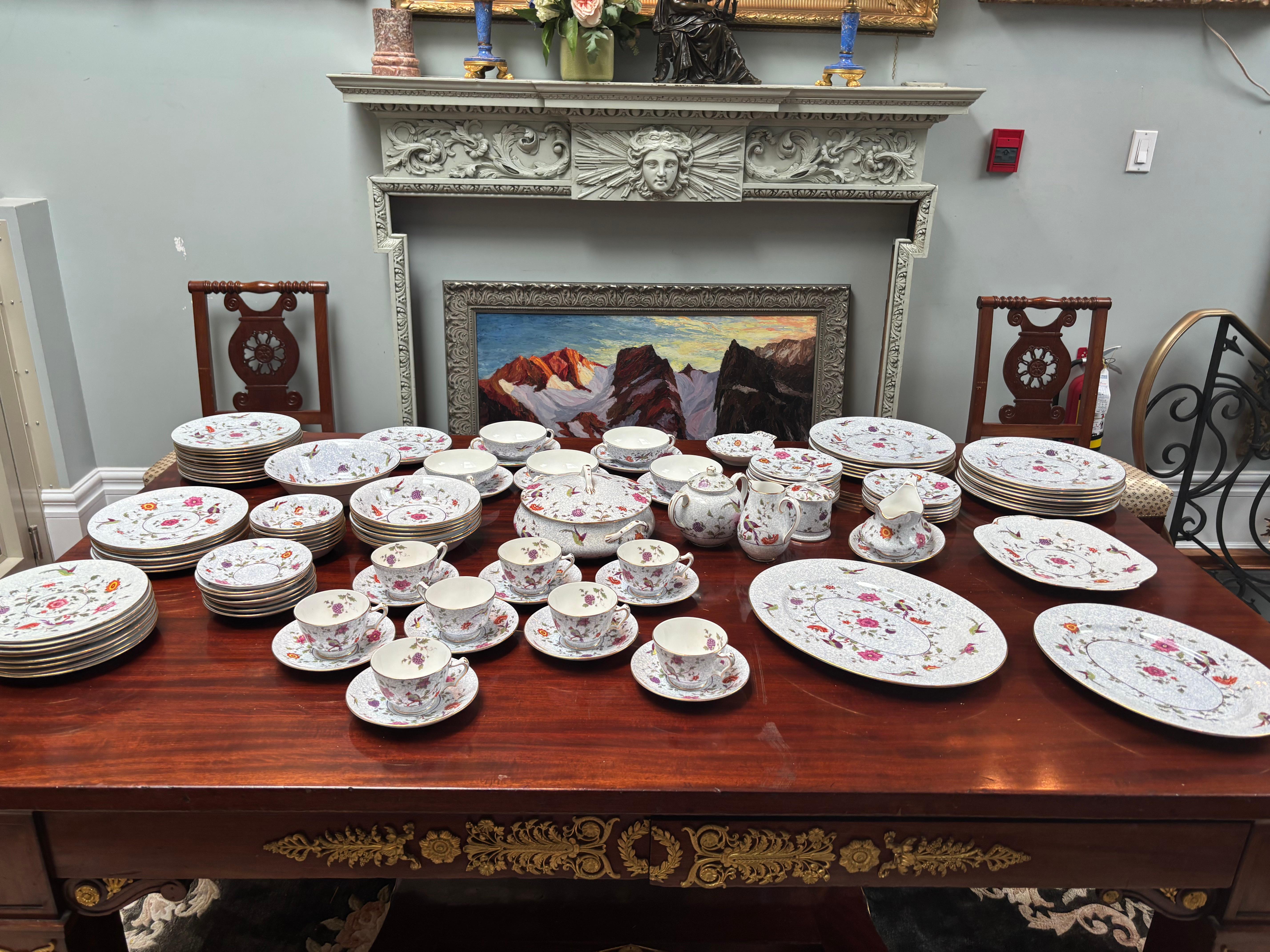 Porcellana Un set di 130 pezzi di porcellana Crown Staffordshire 