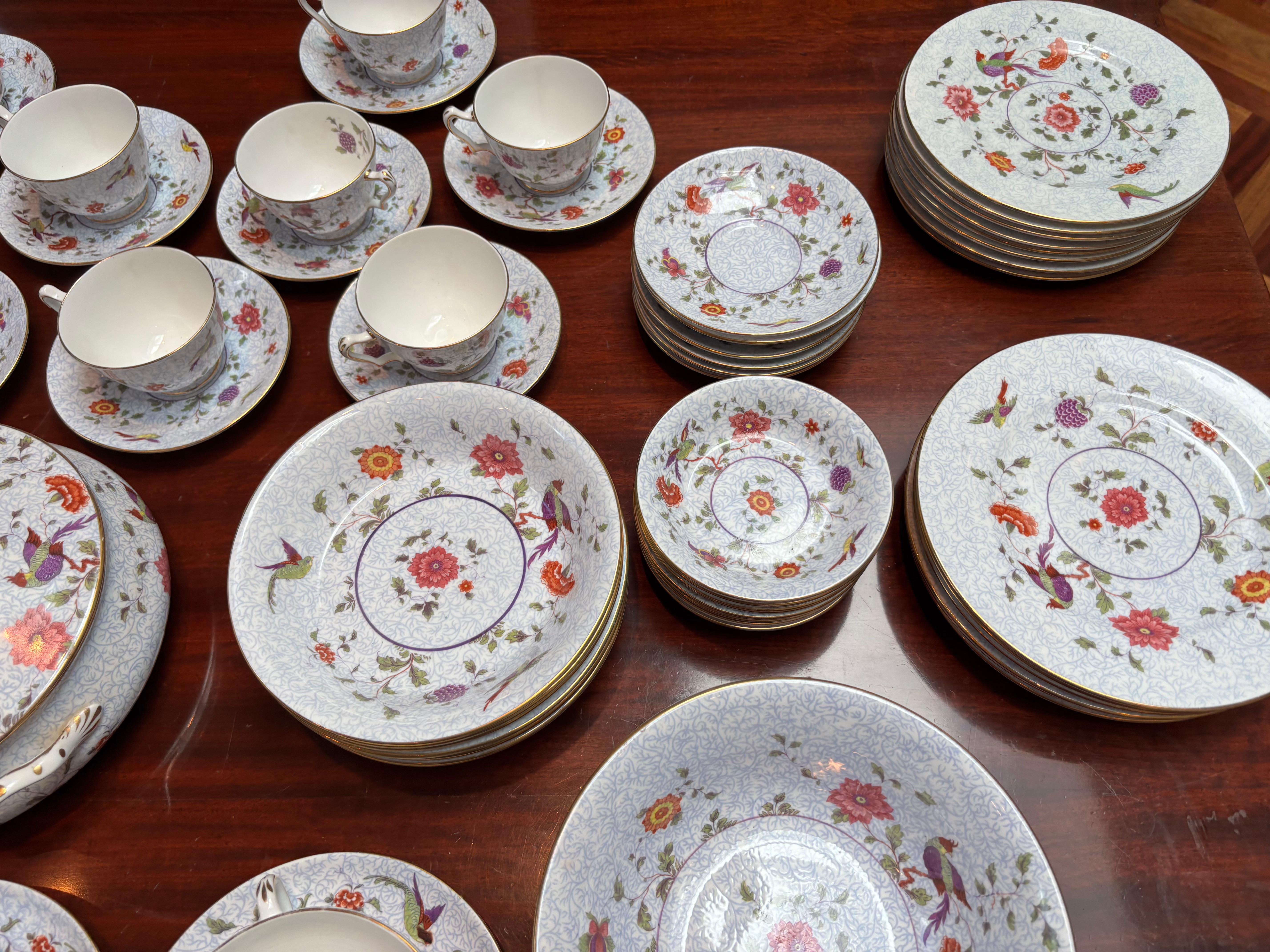 Un set di 130 pezzi di porcellana Crown Staffordshire 