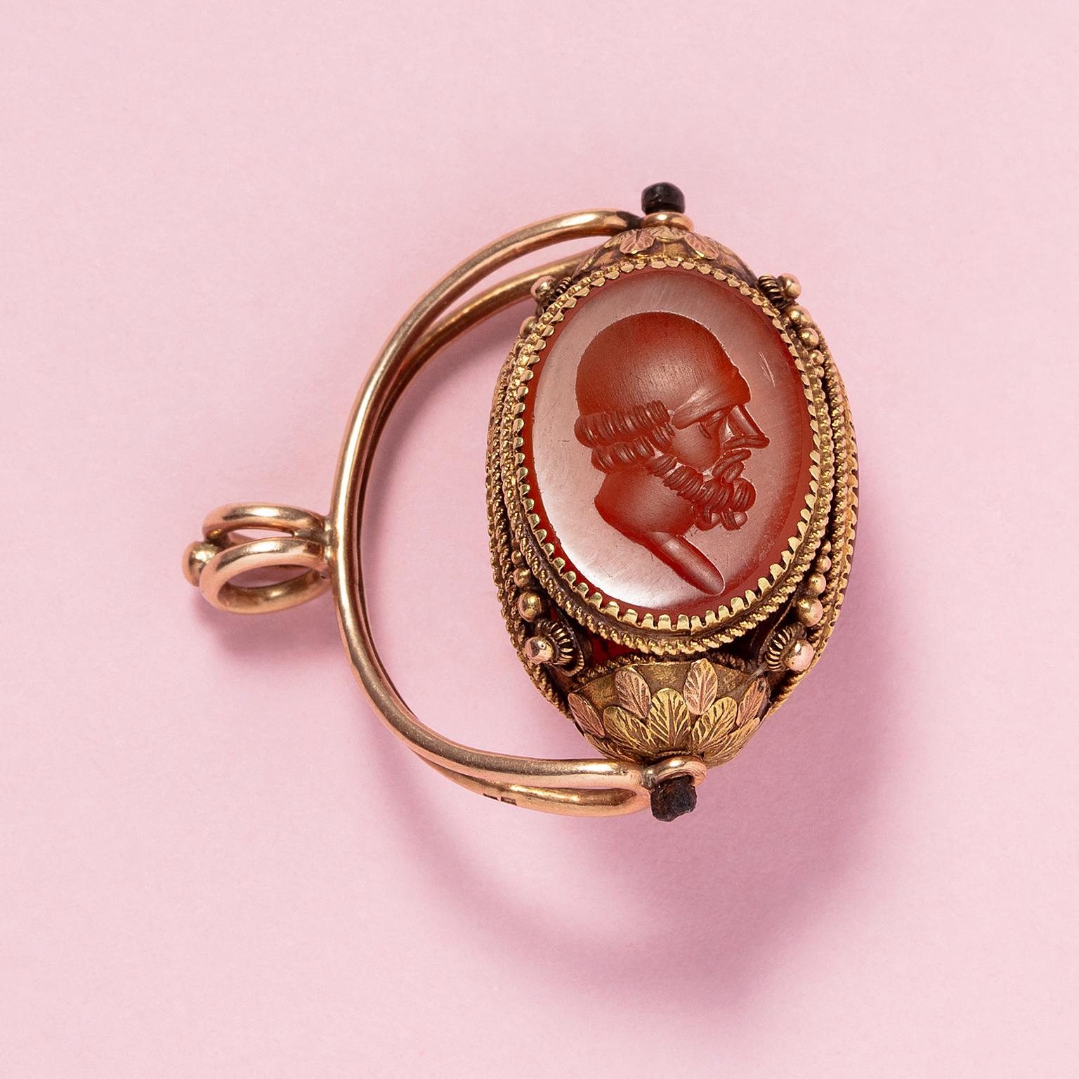 A 14 Carat Gold And Astronomy Intaglio Pendant In Good Condition In Amsterdam, NL