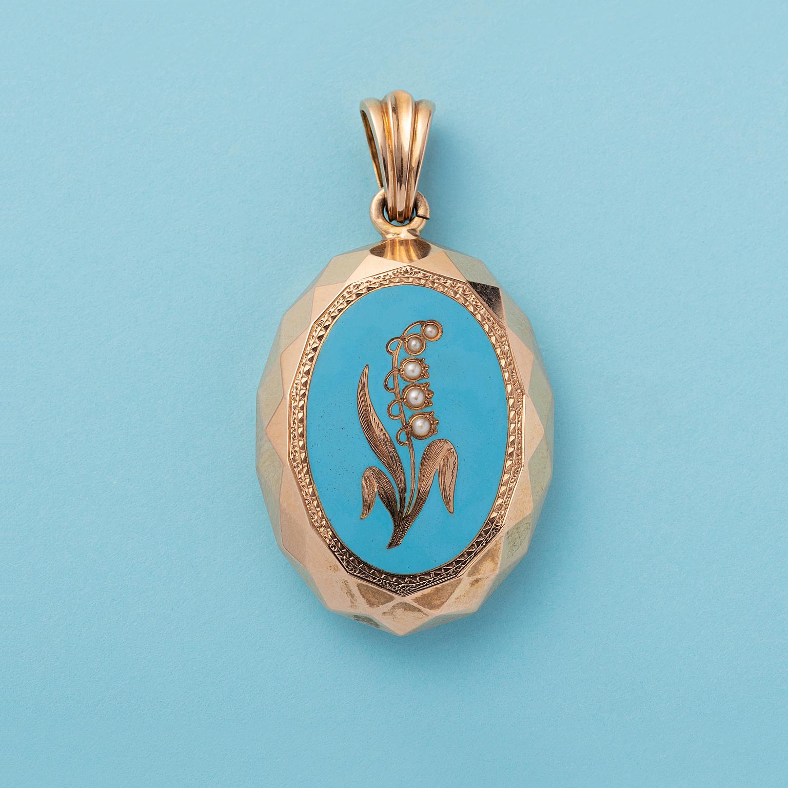 A 14 carat gold locket with a facetted gold border and blue enamel engraved with lily-of-the-Valley set with pearls in the flowers and one glassed compartment on the reverse, American, end 19th century.
 
weight: 8.94 grams
dimensions: 5.2 x 3.8 cm 
