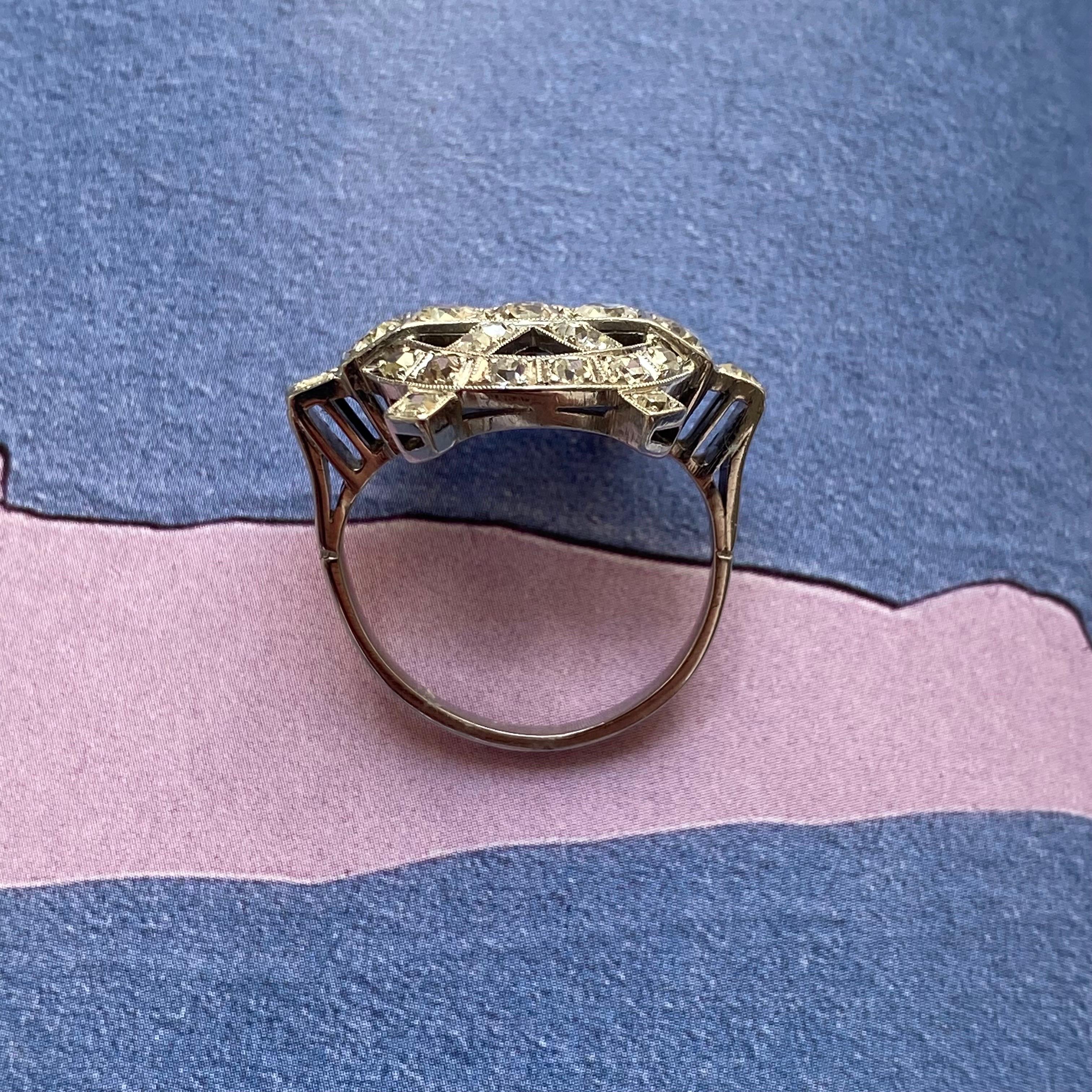 Ein außergewöhnlicher Lenkradring aus 14 Karat Weißgold, besetzt mit Diamanten im Altschliff in verschiedenen Größen. 

Gewicht: 4,33 Gramm
Größe: 16 mm / 5 1/2 US
Breite: 1,4 - 28 mm