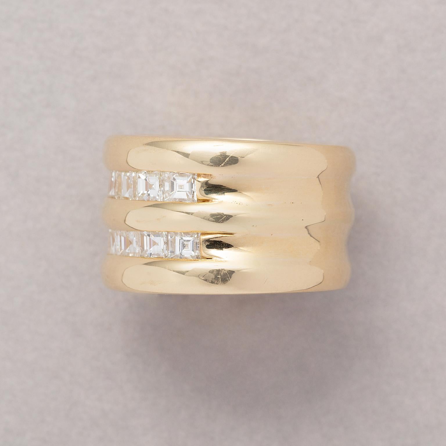 An 14 carat gold wide ring with two rows of carré cut diamonds (app. 1.6 carat in total, G – Vs) pillow set.

weight: 23.88 grams
ring size: 16 mm / 5.5 US
width: 1.2 cm