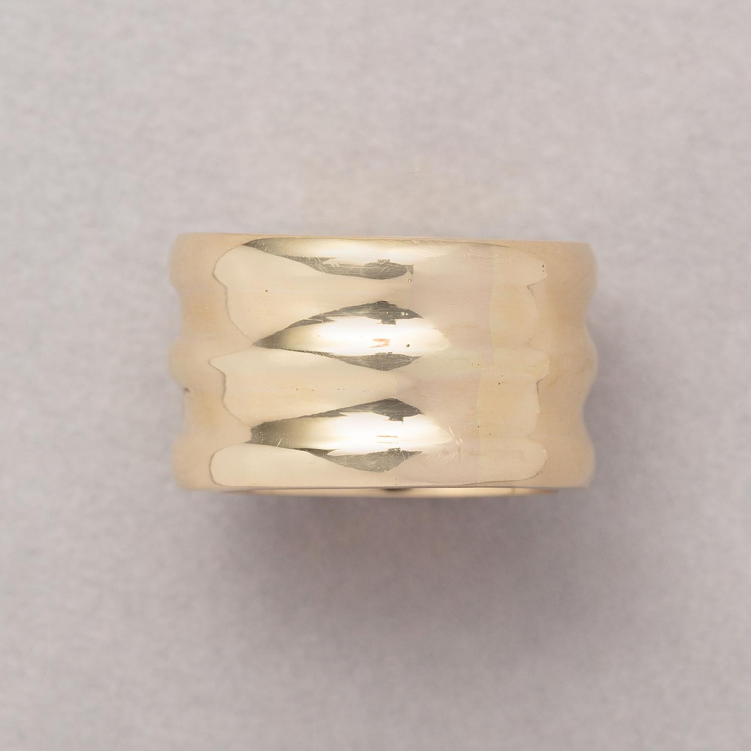 A 14 Carat Yellow Gold Wide Band Ring with Carré Cut Diamonds In Good Condition For Sale In Amsterdam, NL