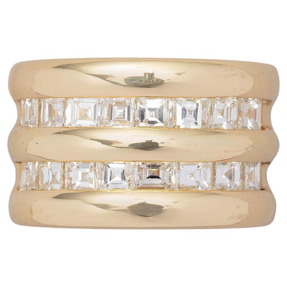 Bague à large bande en or jaune 14 carats avec diamants de taille carrée en vente