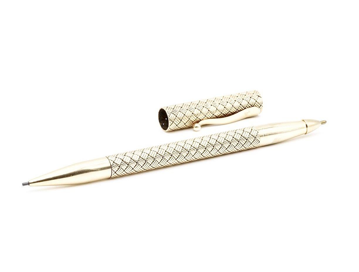 A 14 Kt yellow gold propelling pencil the shaft and the top with woven decoration.
Stamped 14 Kt
Gross weight 33.83g