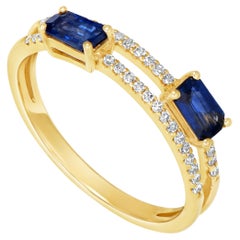 Un anello in oro giallo 14K con diamanti e zaffiri dal design unico e colorato