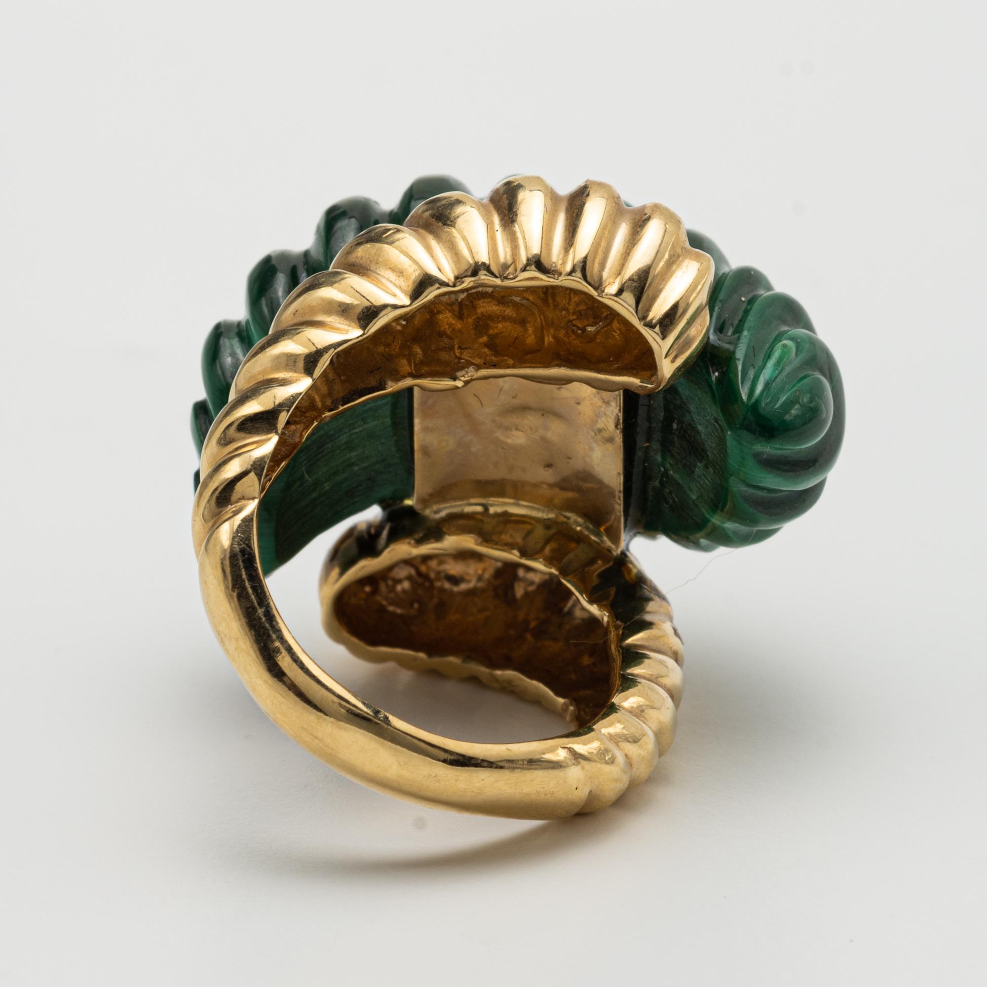 14k Yellow Gold and Malachite Abstract Ring In Good Condition For Sale In Palm Beach, FL