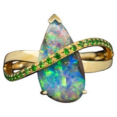 Anello in oro giallo 14K con opale nero e tsavorite