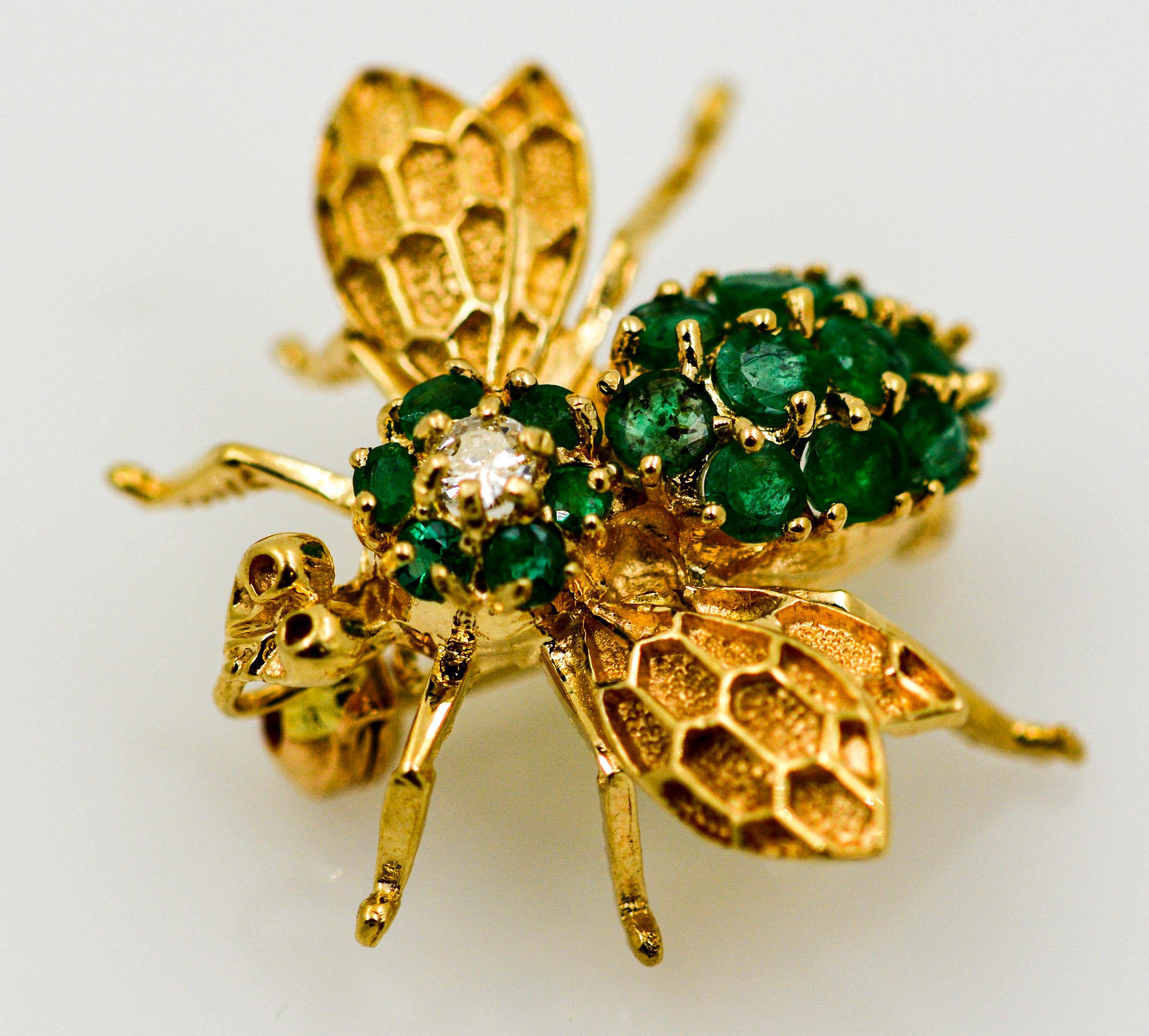14 Karat Yellow Gold and Emerald Bee Brooch In Good Condition In Dallas, TX