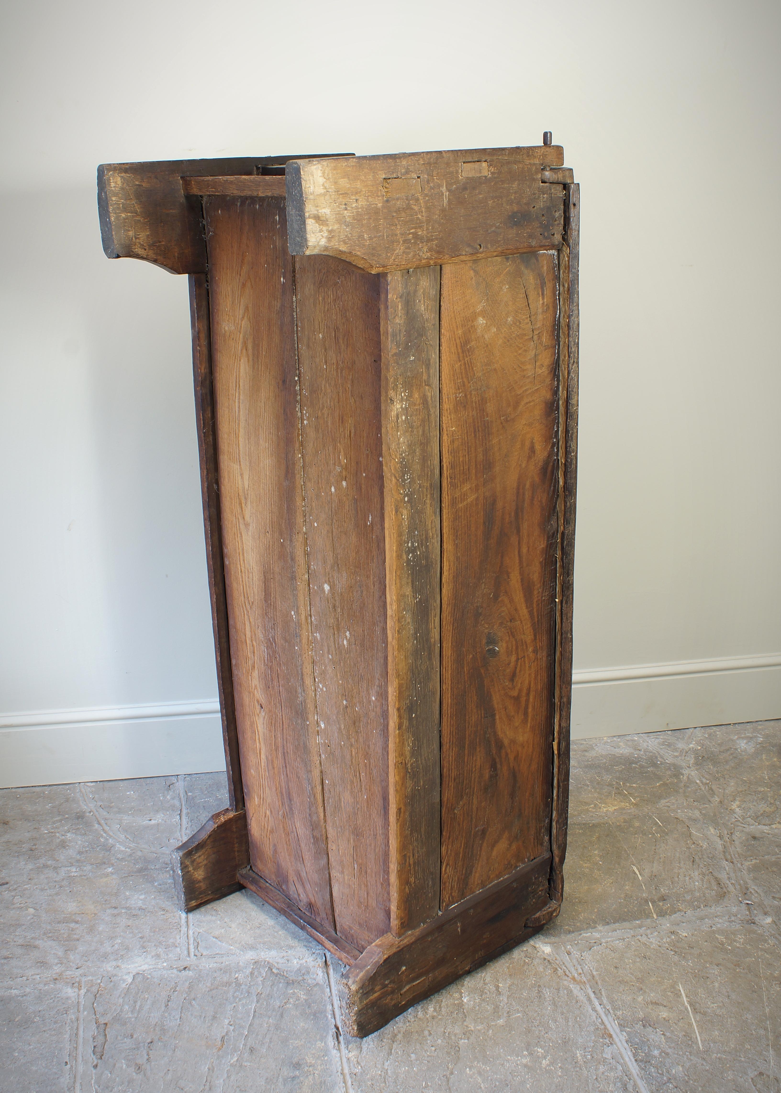 A 16th Century Boarded Oak Clamp-front Chest Or Ark, Welsh Borders, Circa 1550 For Sale 5