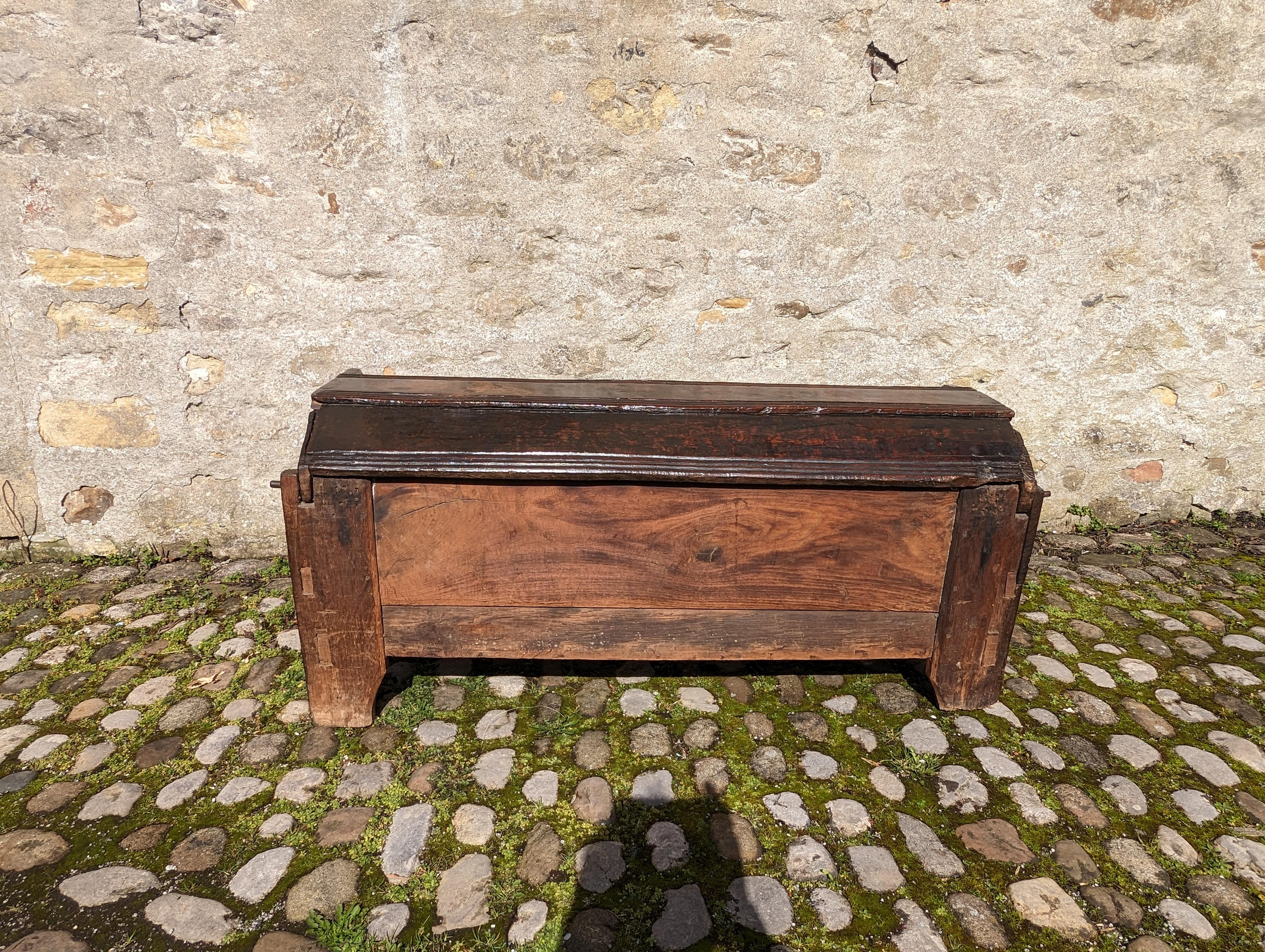 A 16th Century Boarded Oak Clamp-front Chest Or Ark, Welsh Borders, Circa 1550 For Sale 6
