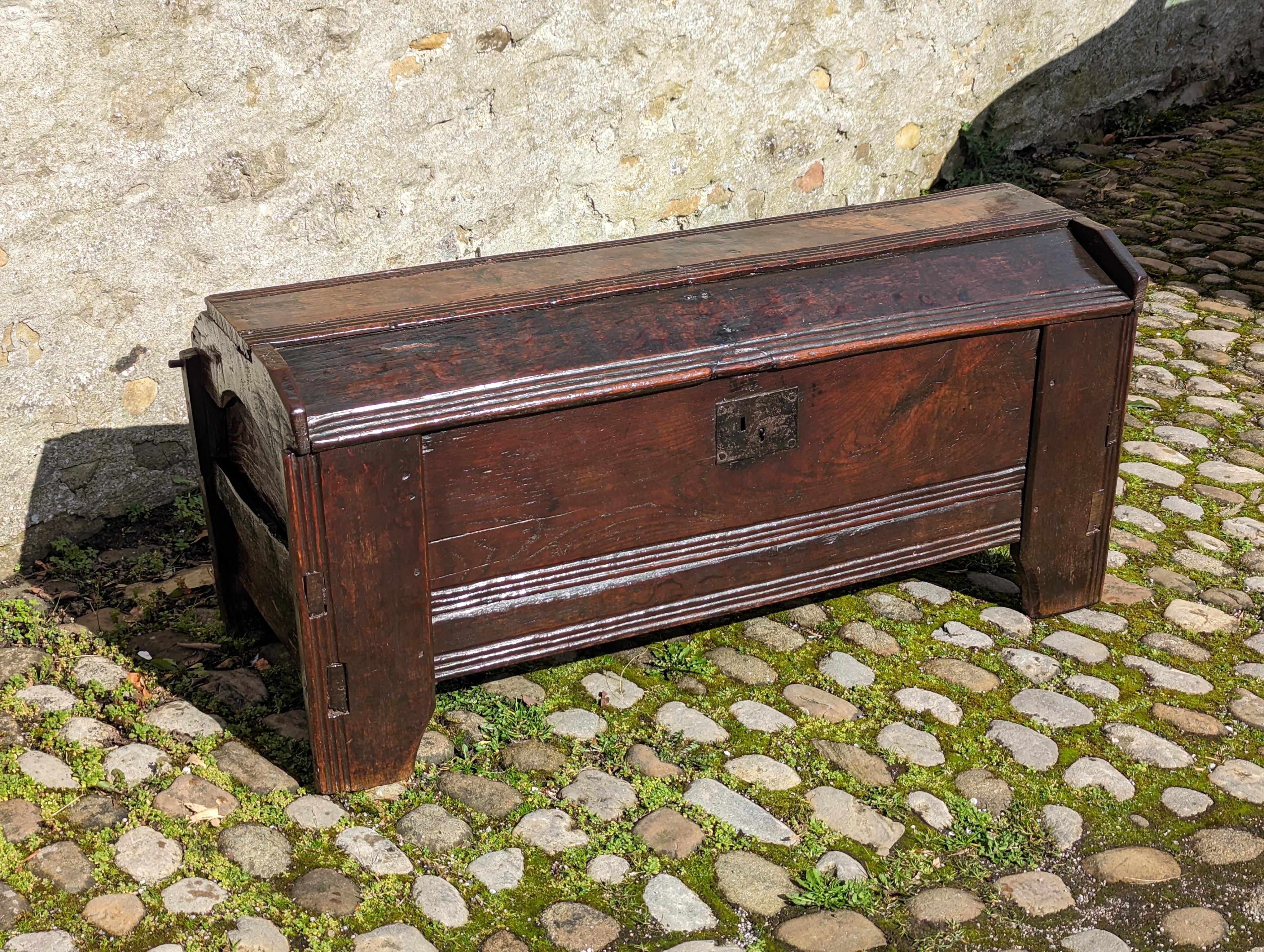 A 16th Century Boarded Oak Clamp-front Chest Or Ark, Welsh Borders, Circa 1550 For Sale 7