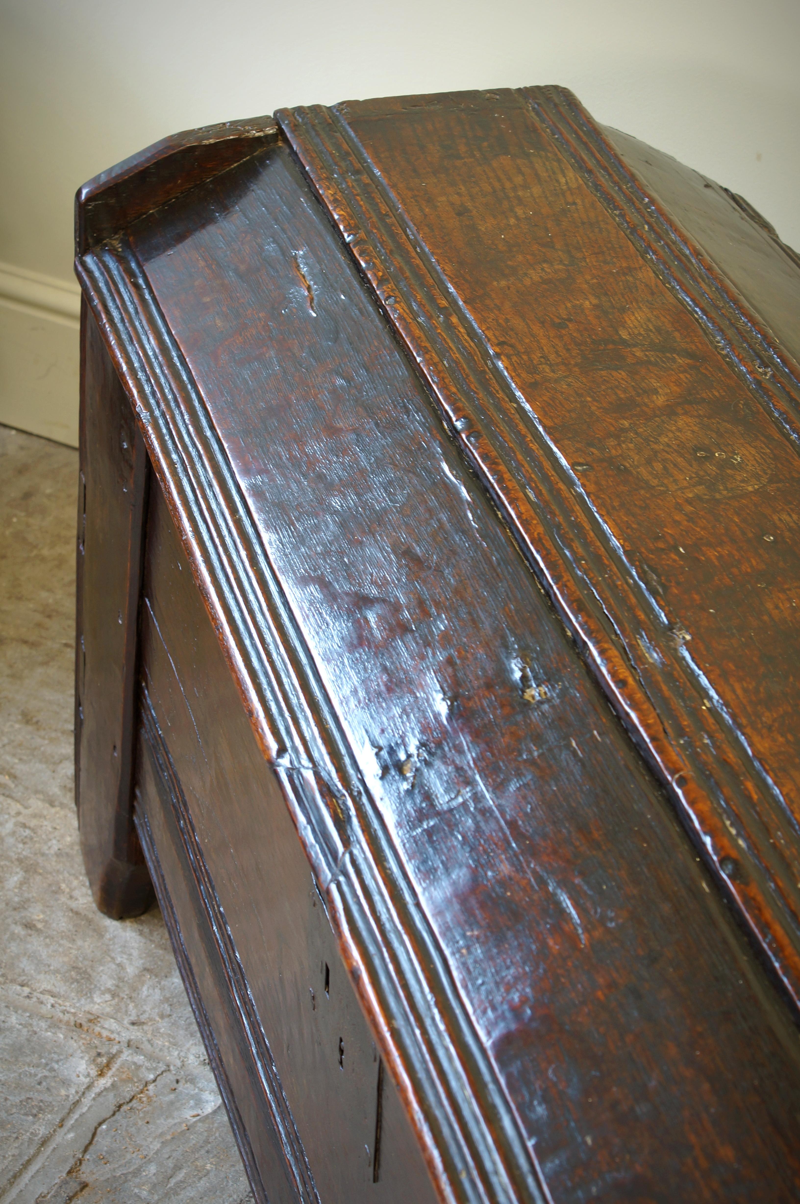 A 16th Century Boarded Oak Clamp-front Chest Or Ark, Welsh Borders, Circa 1550 For Sale 8
