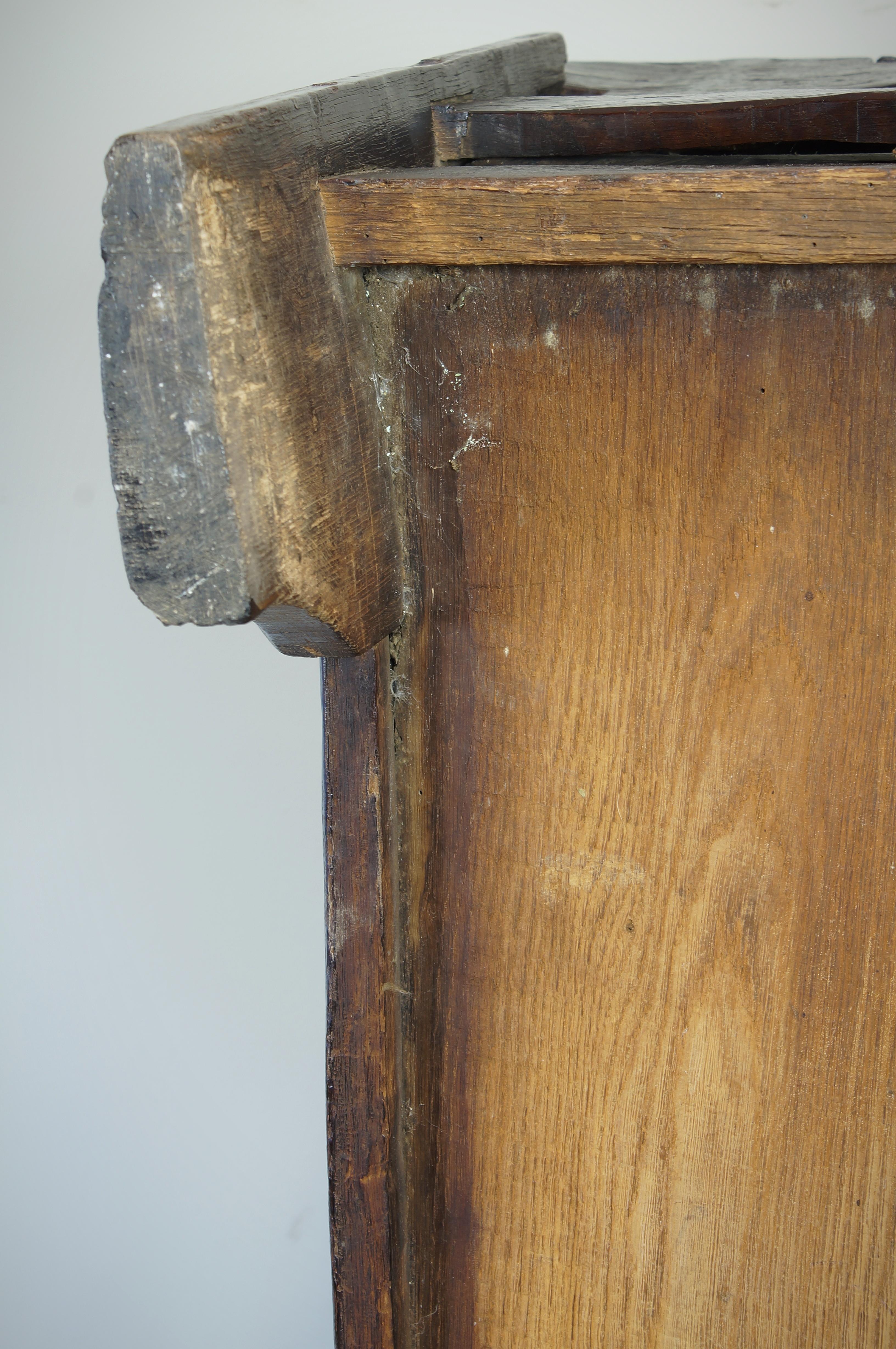 A 16th Century Boarded Oak Clamp-front Chest Or Ark, Welsh Borders, Circa 1550 For Sale 9