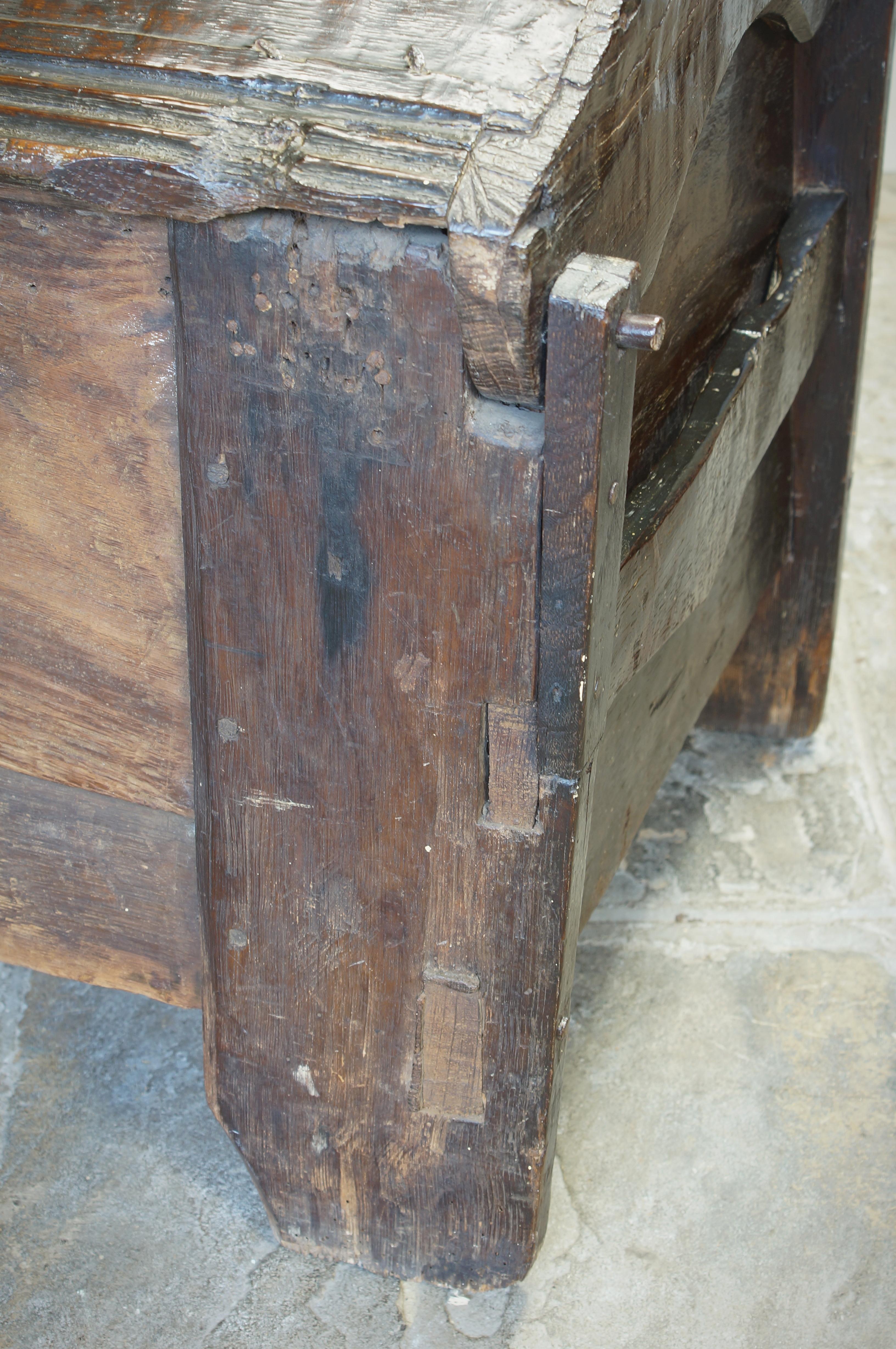 A 16th Century Boarded Oak Clamp-front Chest Or Ark, Welsh Borders, Circa 1550 For Sale 7