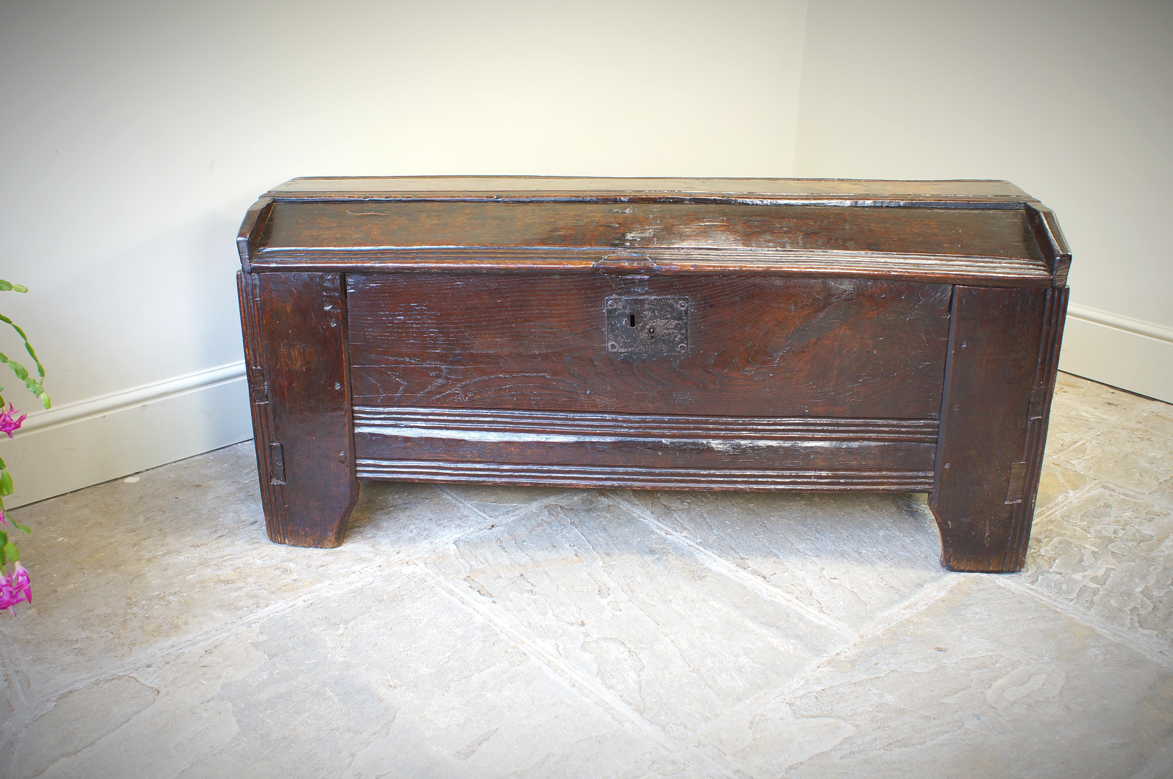 English A 16th Century Boarded Oak Clamp-front Chest Or Ark, Welsh Borders, Circa 1550 For Sale