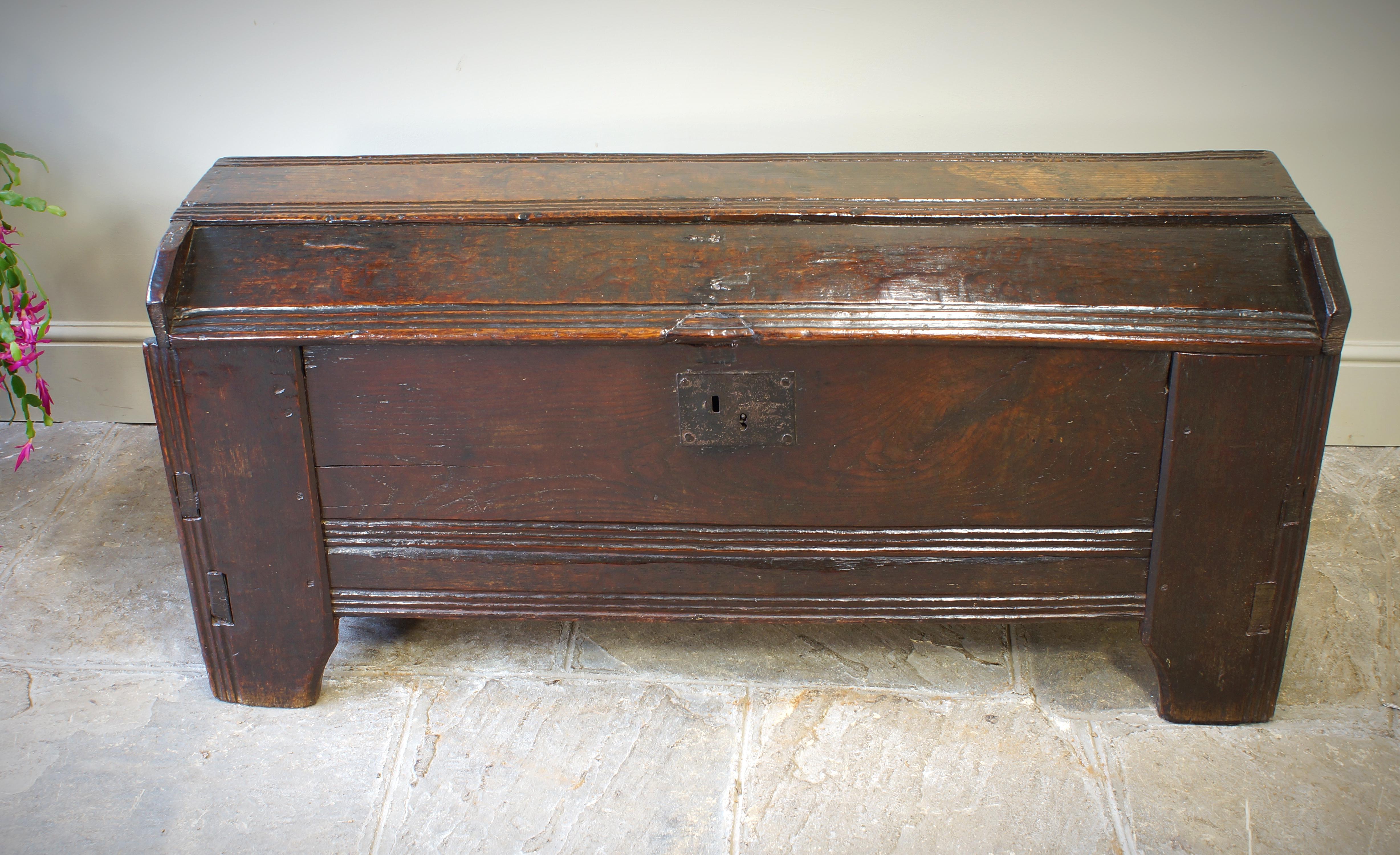 A 16th Century Boarded Oak Clamp-front Chest Or Ark, Welsh Borders, Circa 1550 In Good Condition For Sale In Skipton, GB