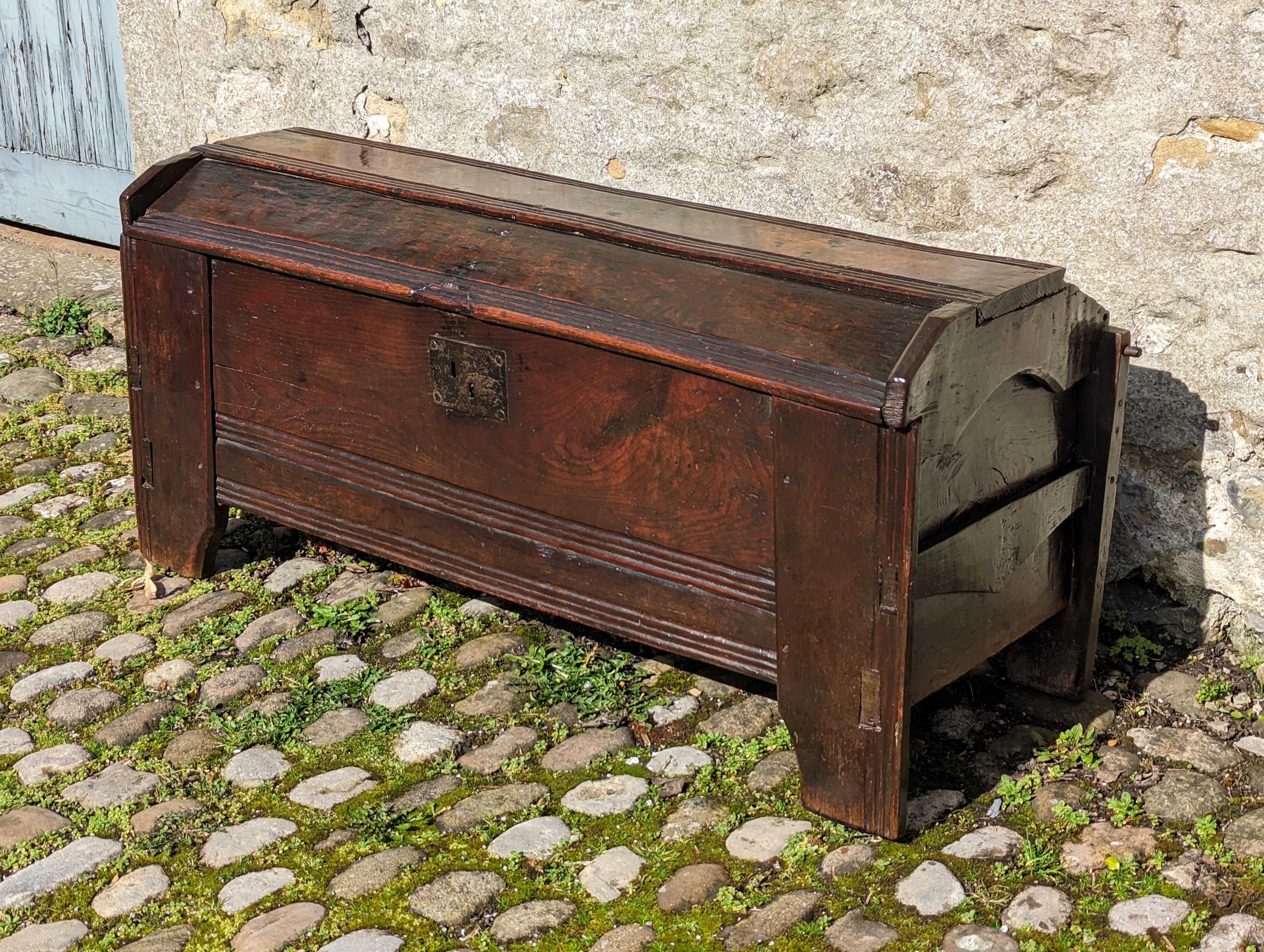 A 16th Century Boarded Oak Clamp-front Chest Or Ark, Welsh Borders, Circa 1550 For Sale 3