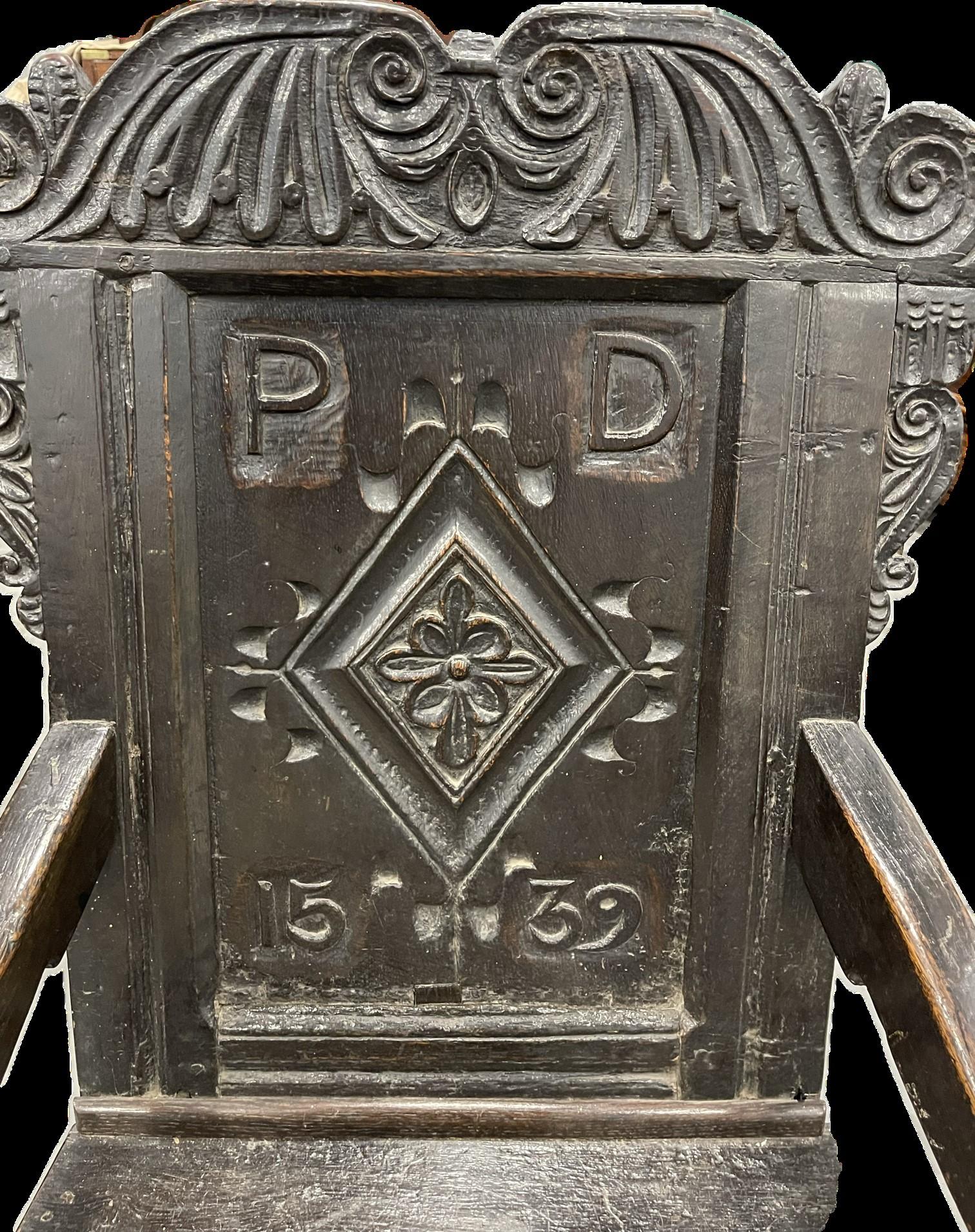 Un exemple absolument magnifique d'une chaise Wainscot en chêne,  la traverse supérieure sculptée de rinceaux et de feuillages au-dessus d'un dossier à panneaux, centré par un losange incisé, paraphé et daté 