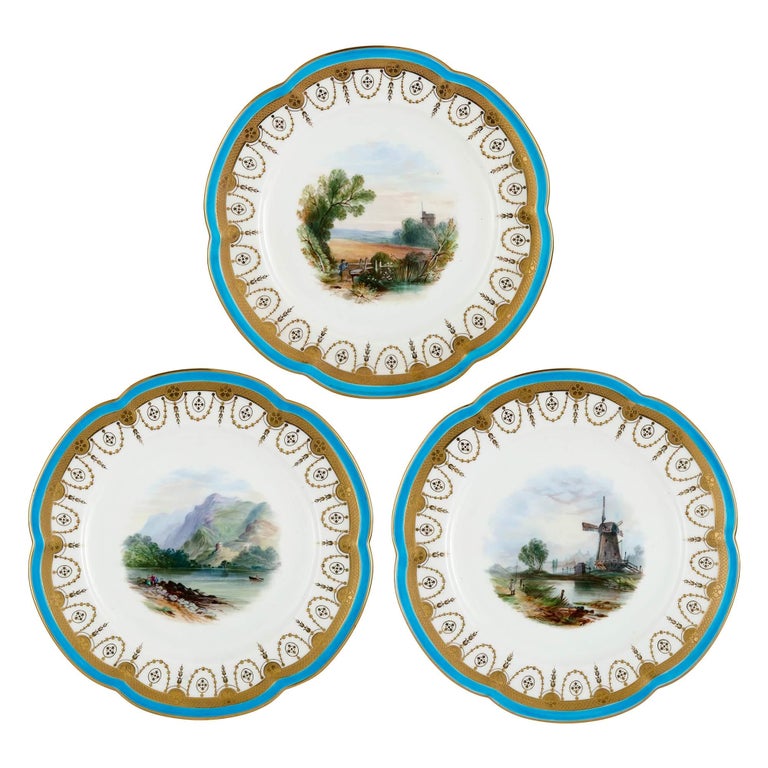 A 17 piece Minton porcelain dessert service with tazze
English, 19th century
Measures: Plate: height 2cm, diameter 24cm
Tazze: height 12.5cm, diameter 24cm

Comprising a set of 12 plates, with 2 tall tazze and 3 low tazze, and each painted with