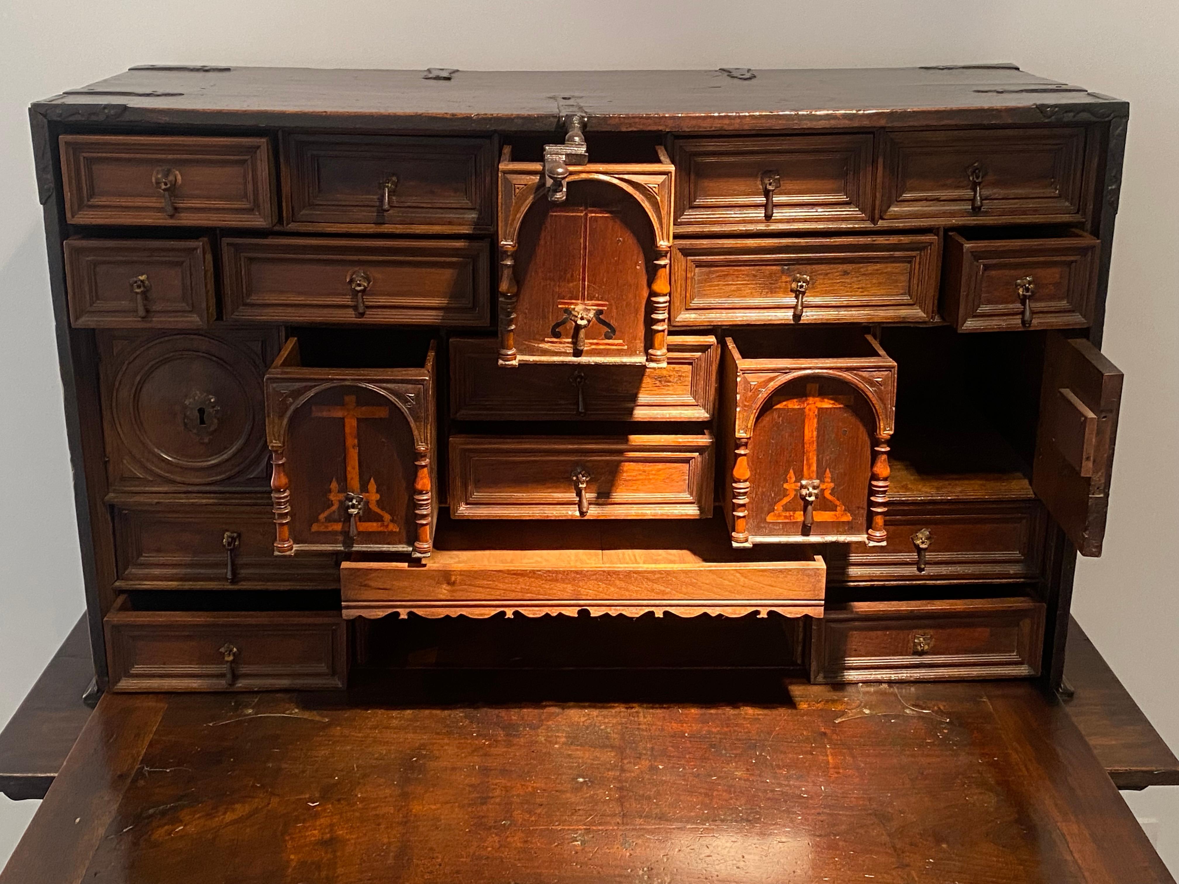 A 17 th Century Spanish Walnut Bargueno in vendita 3