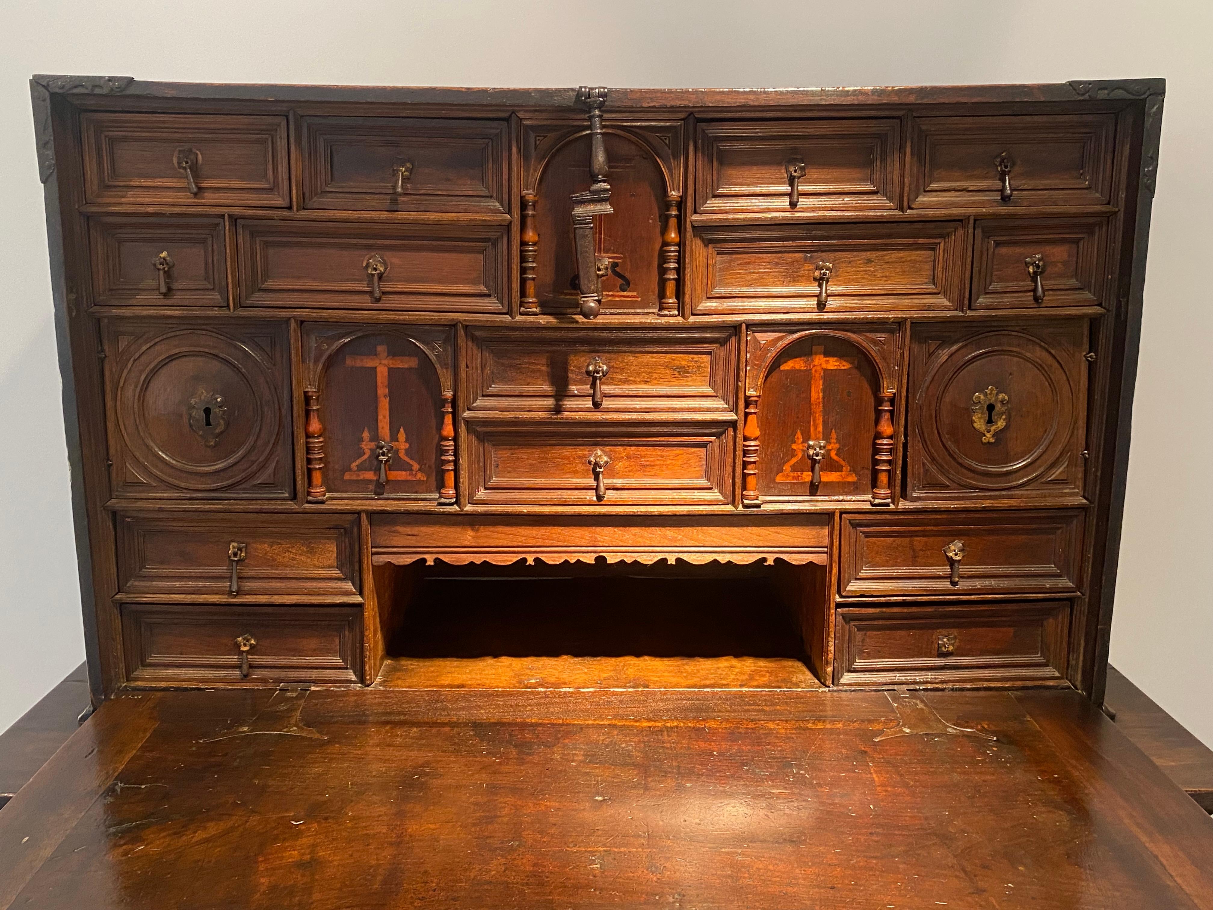 A 17 th Century Spanish Walnut Bargueno in vendita 4