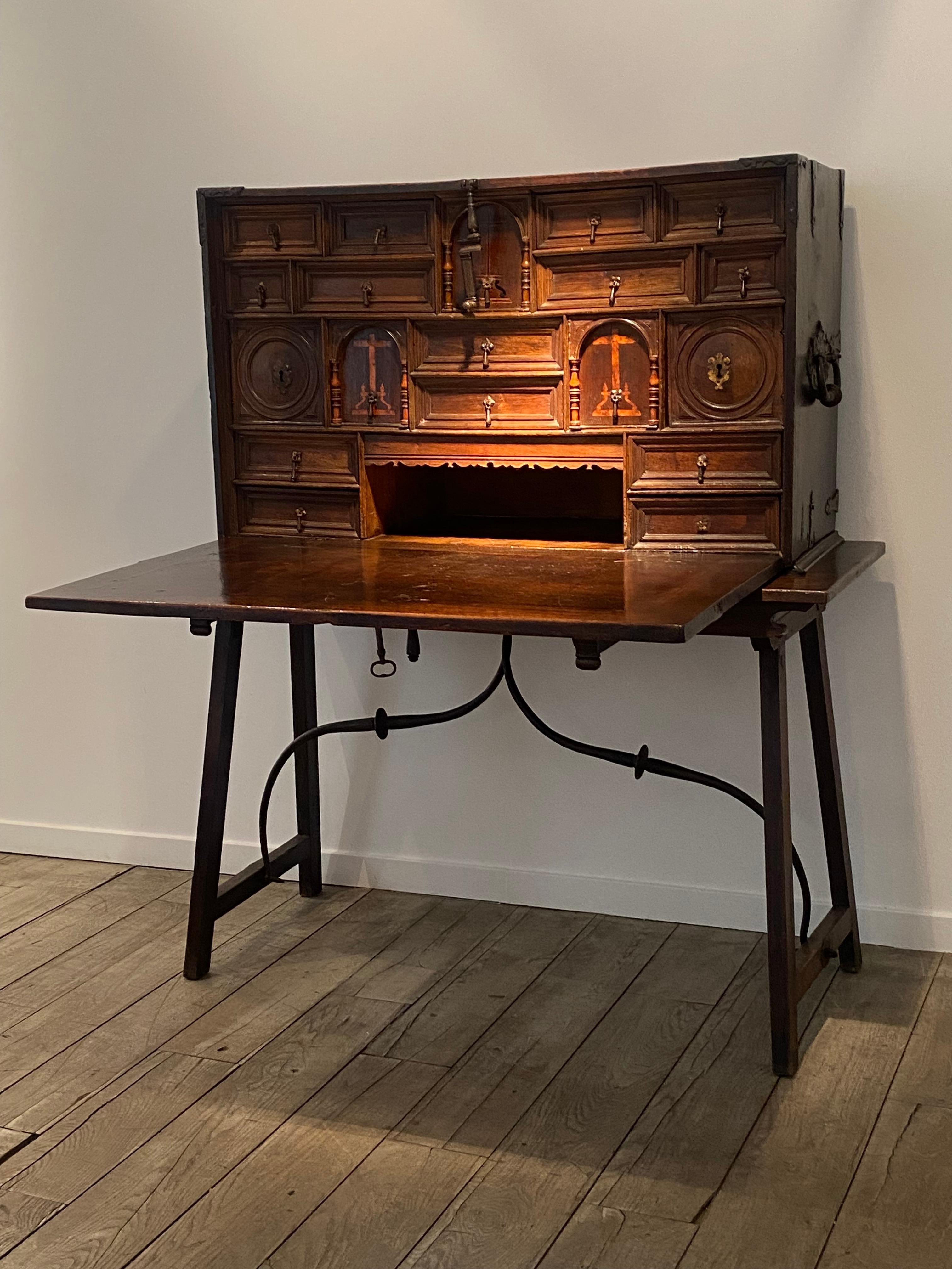 A 17 th Century Spanish Walnut Bargueno in vendita 5
