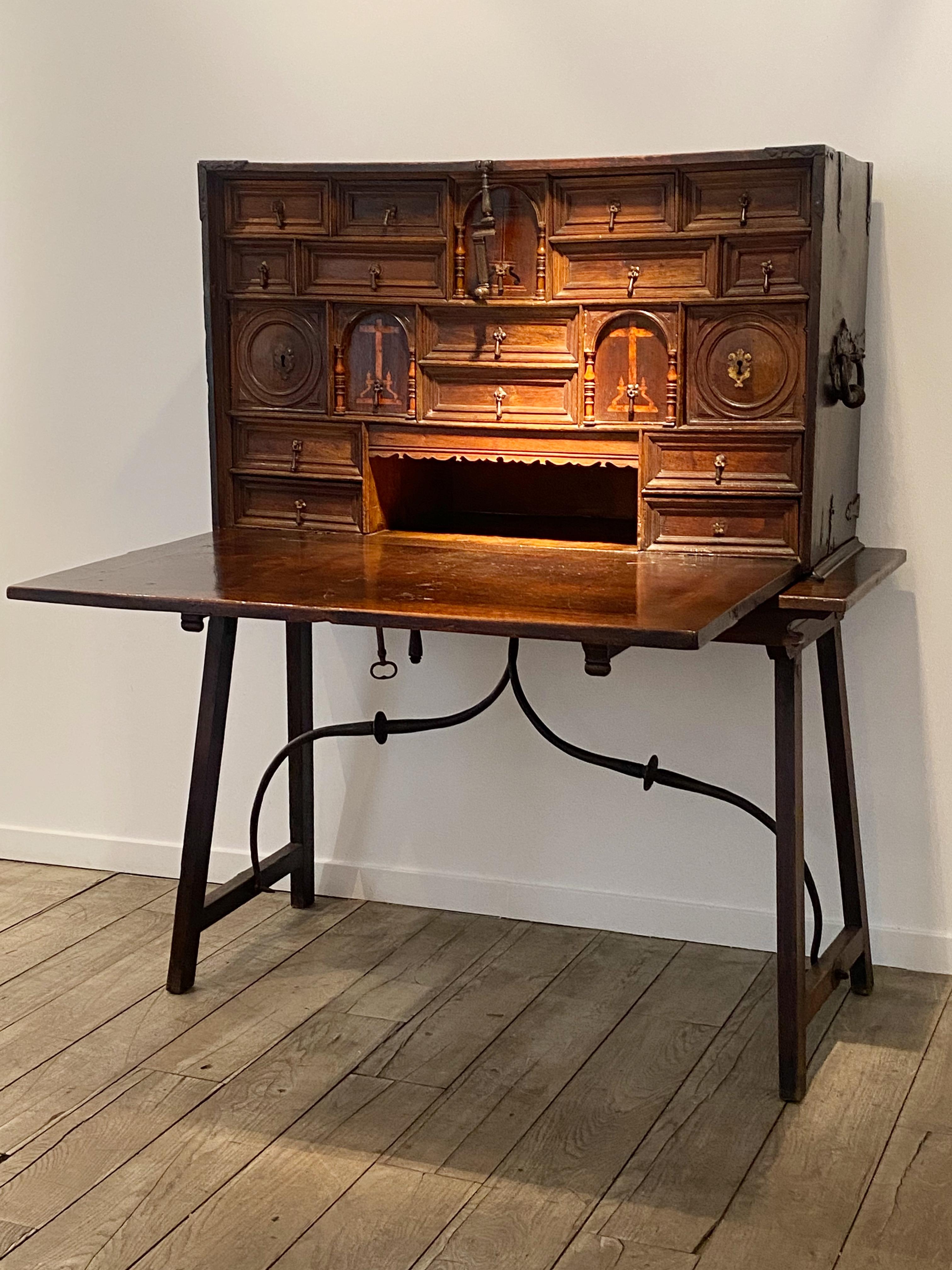 A 17 th Century Spanish Walnut Bargueno in vendita 6