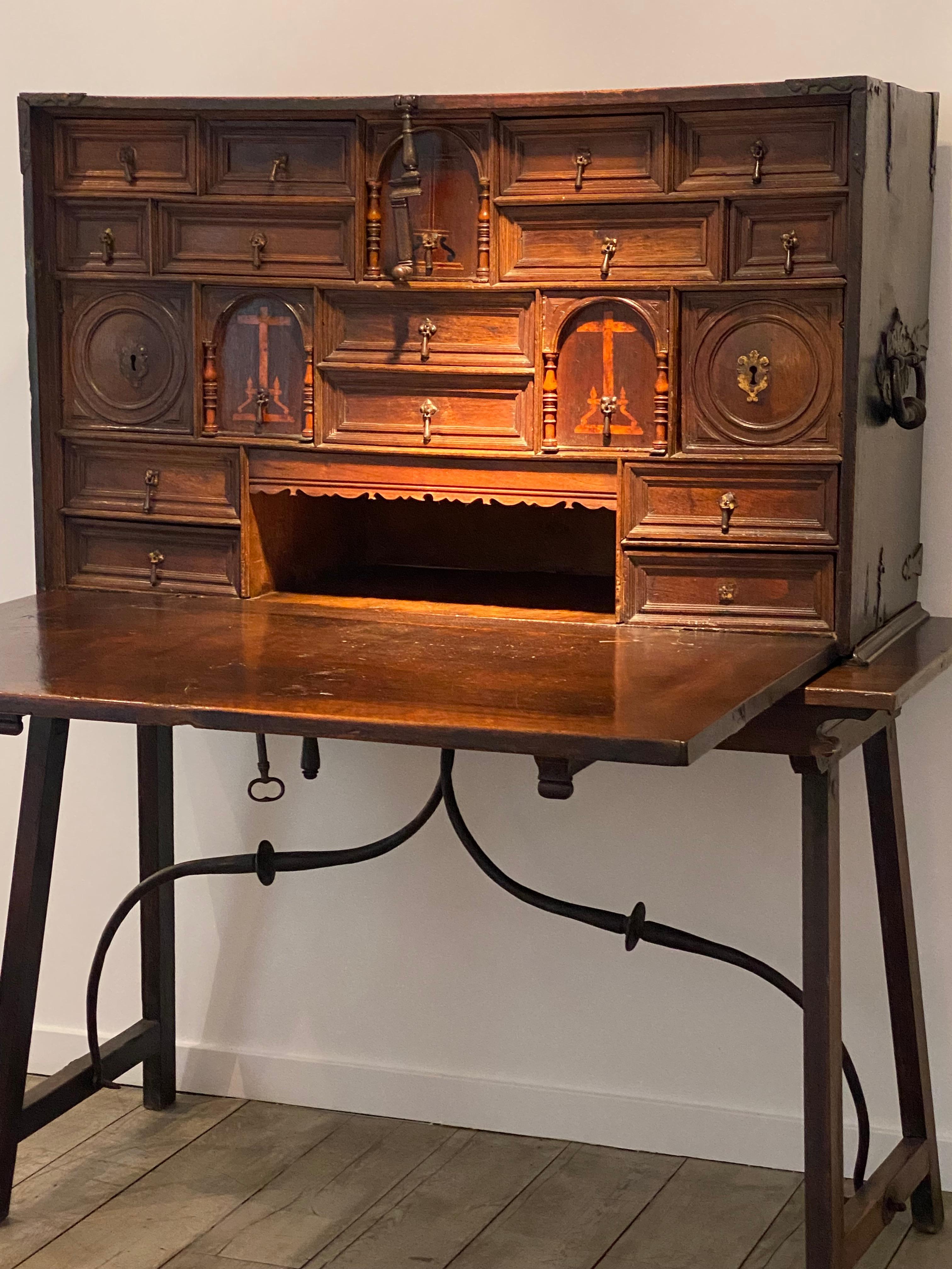 A 17 th Century Spanish Walnut Bargueno in vendita 7
