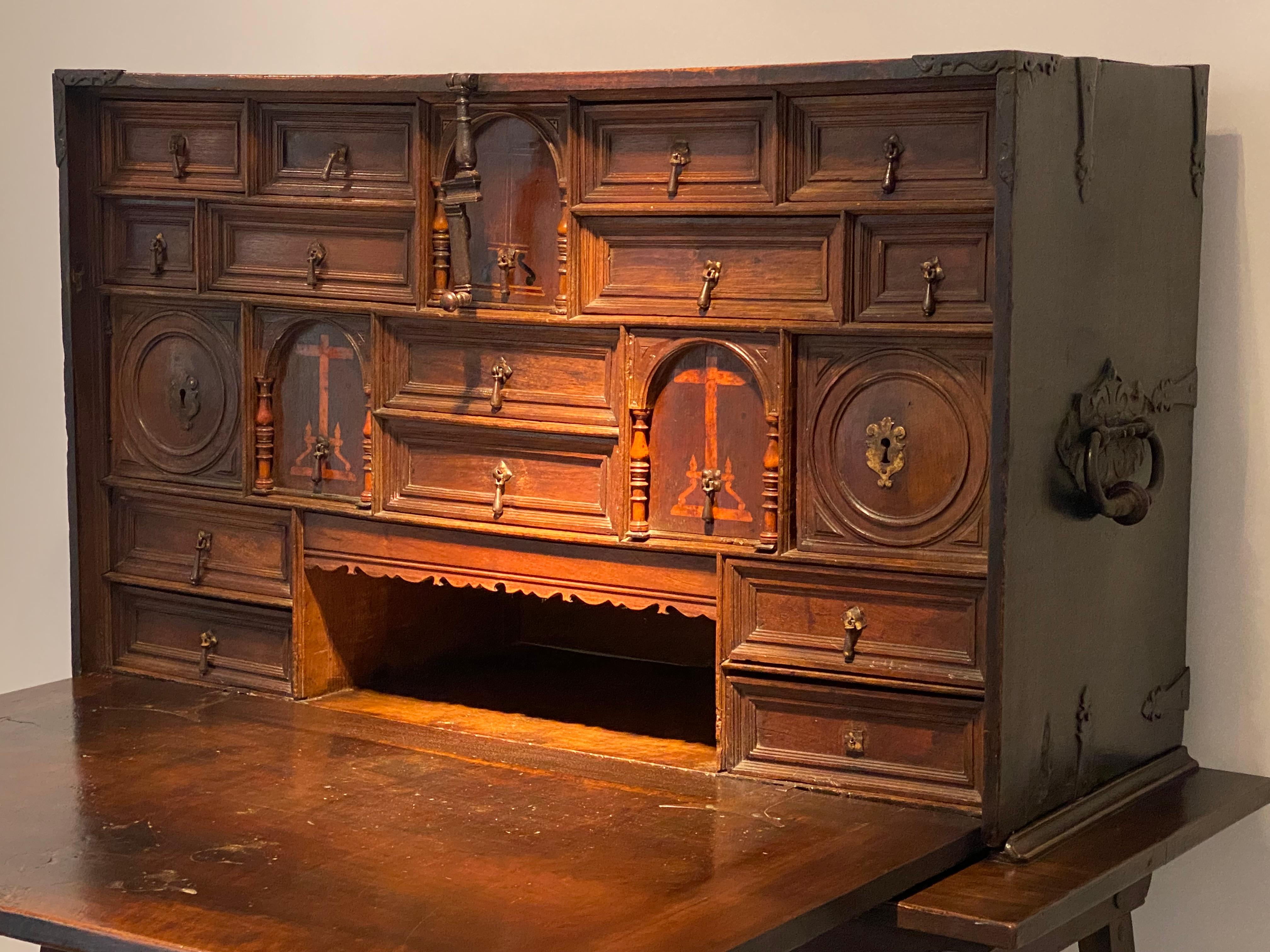 A 17 th Century Spanish Walnut Bargueno in vendita 8
