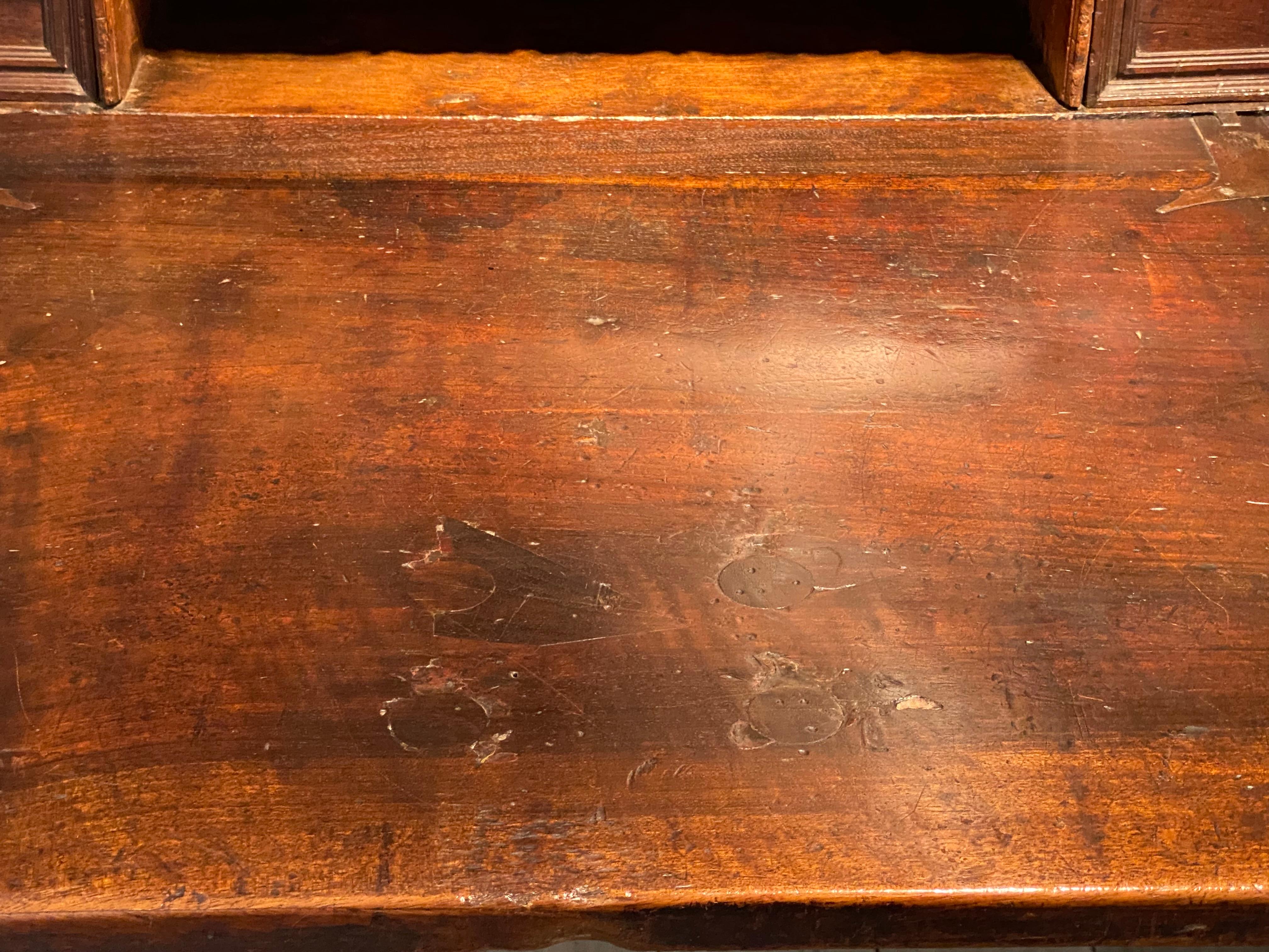 A 17 th Century Spanish Walnut Bargueno in vendita 9