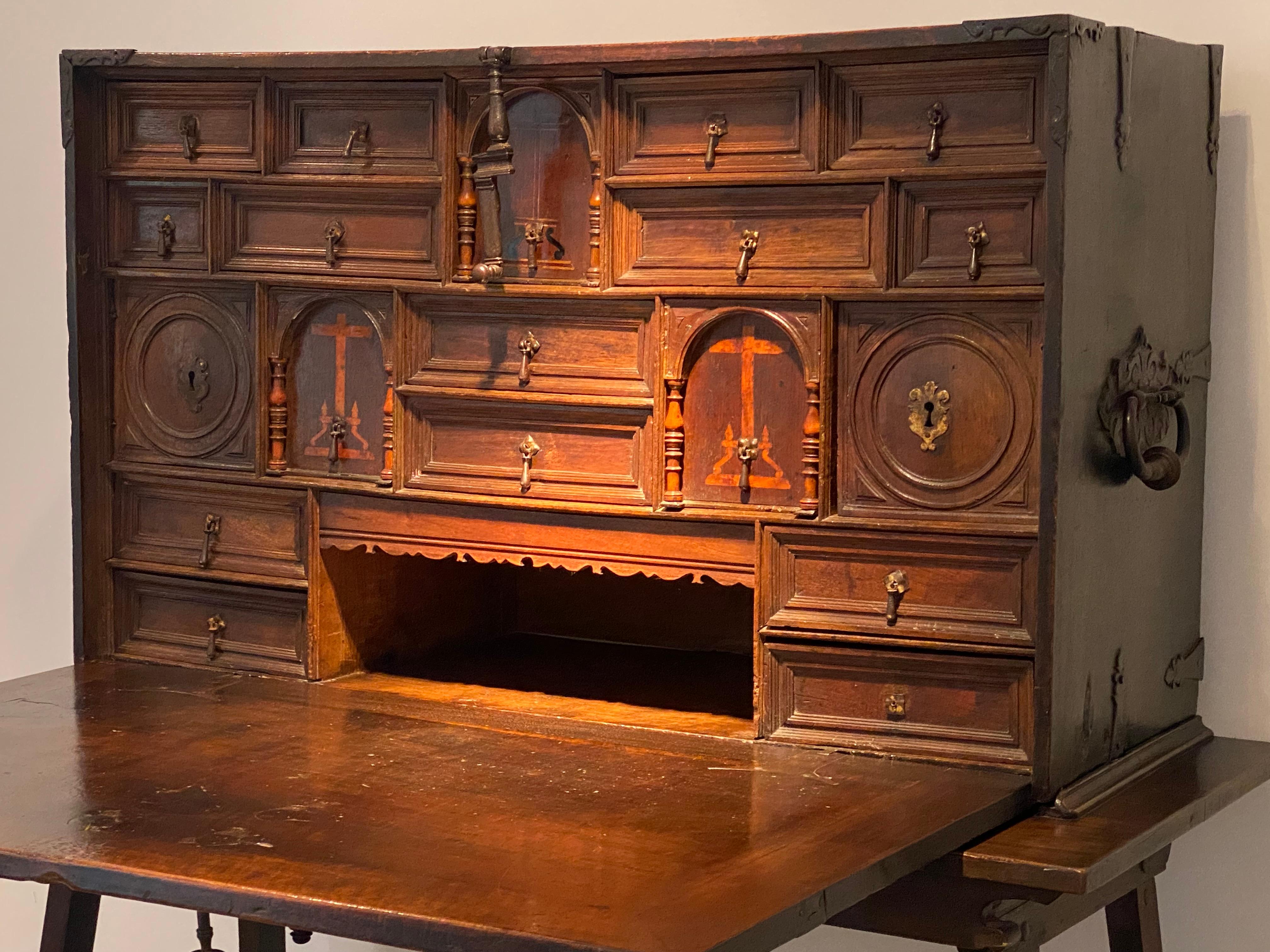 A 17 th Century Spanish Walnut Bargueno in vendita 10