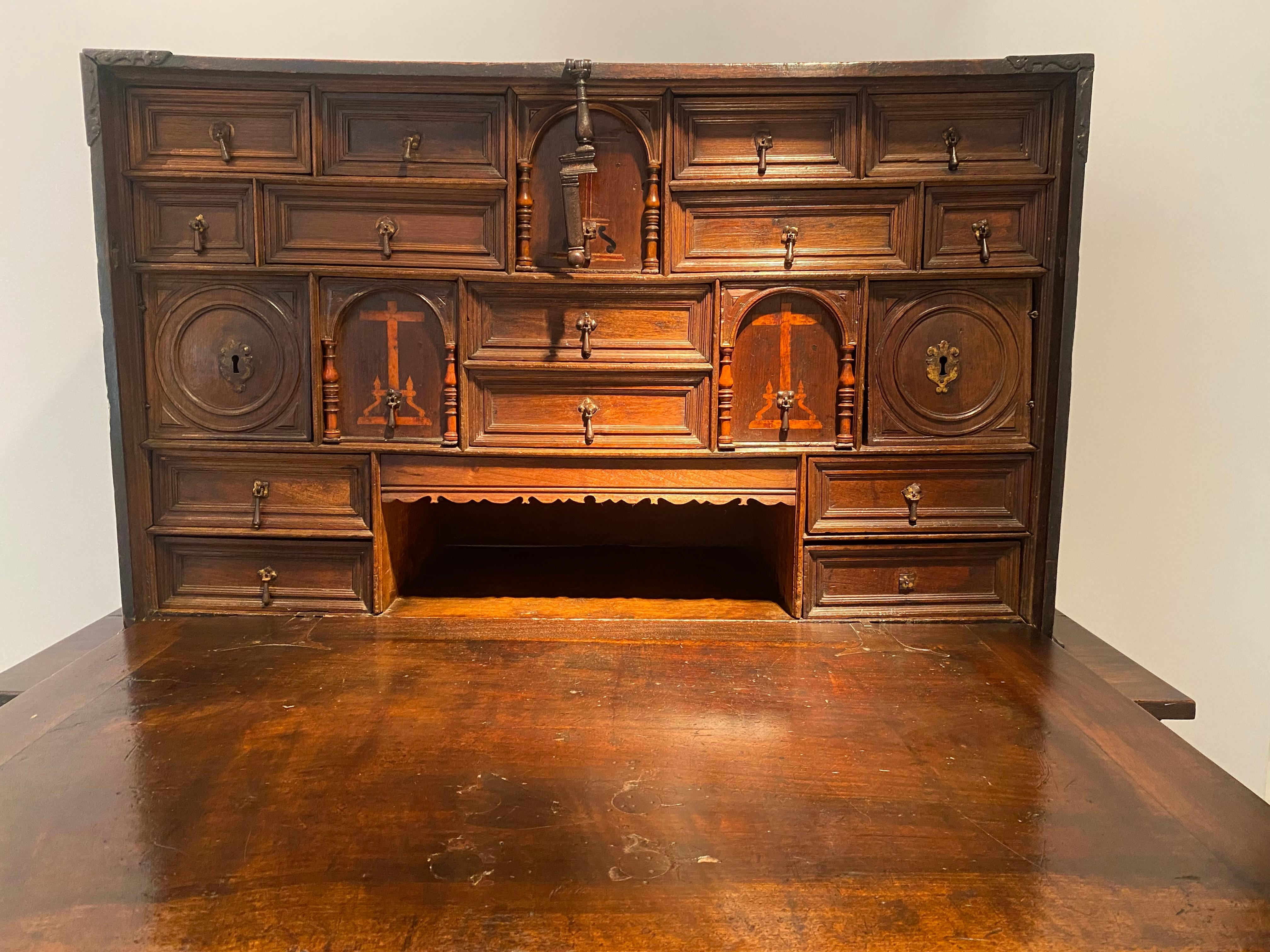A 17 th Century Spanish Walnut Bargueno in vendita 11