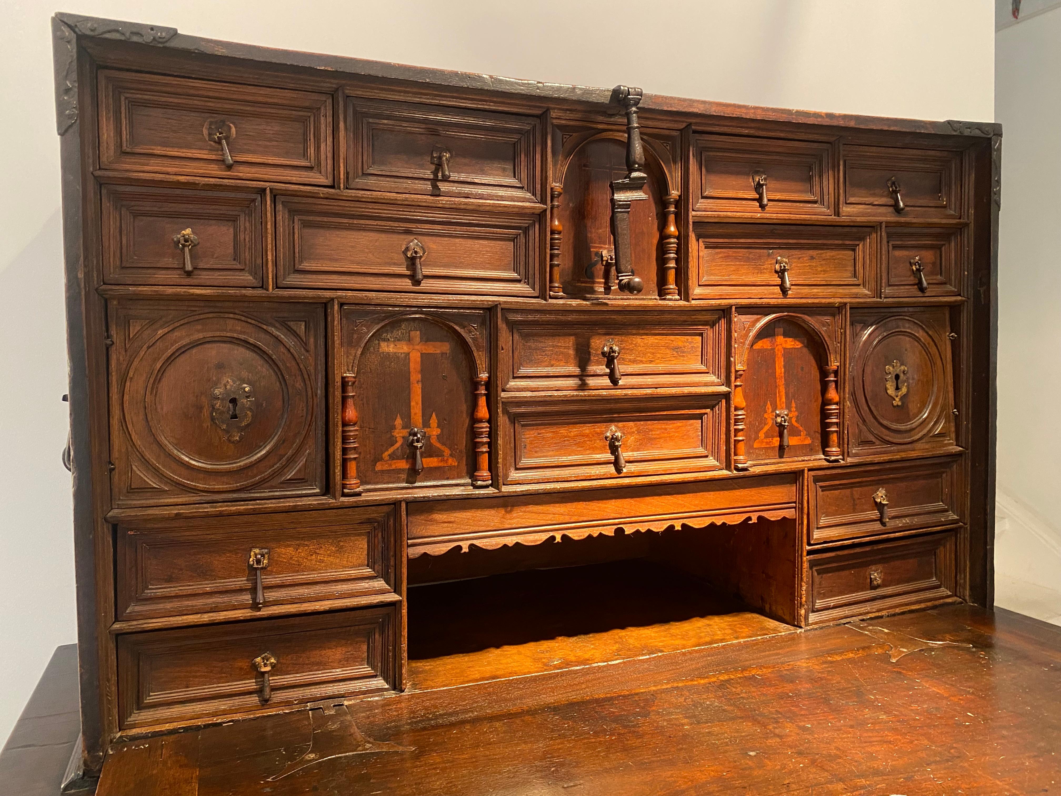 A 17 th Century Spanish Walnut Bargueno in vendita 12