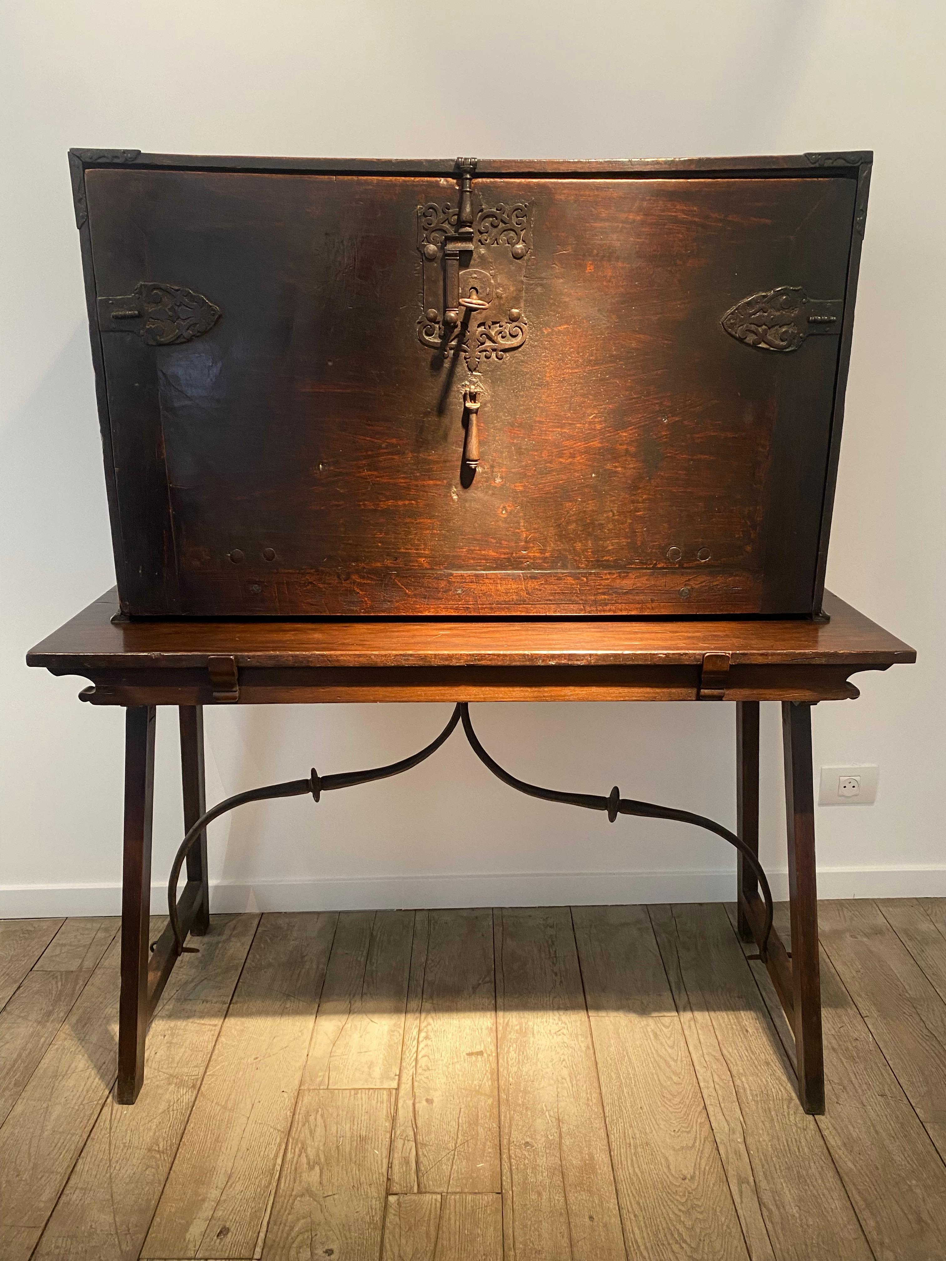 Spagnolo A 17 th Century Spanish Walnut Bargueno in vendita