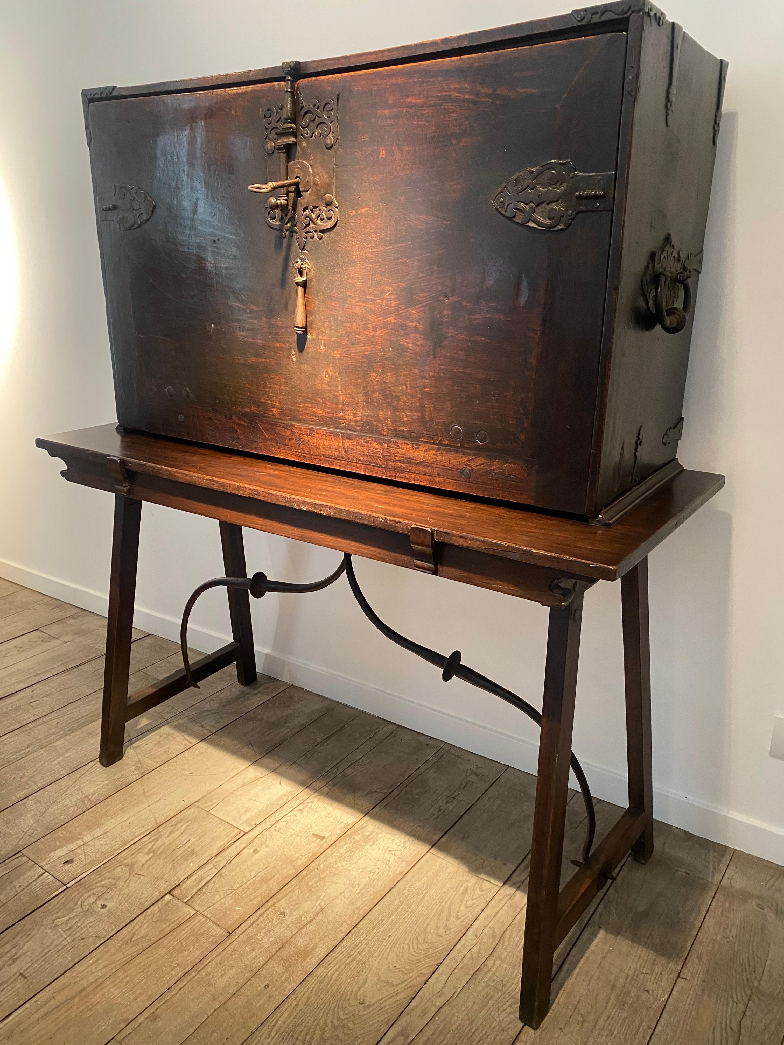 Lucidato A 17 th Century Spanish Walnut Bargueno in vendita