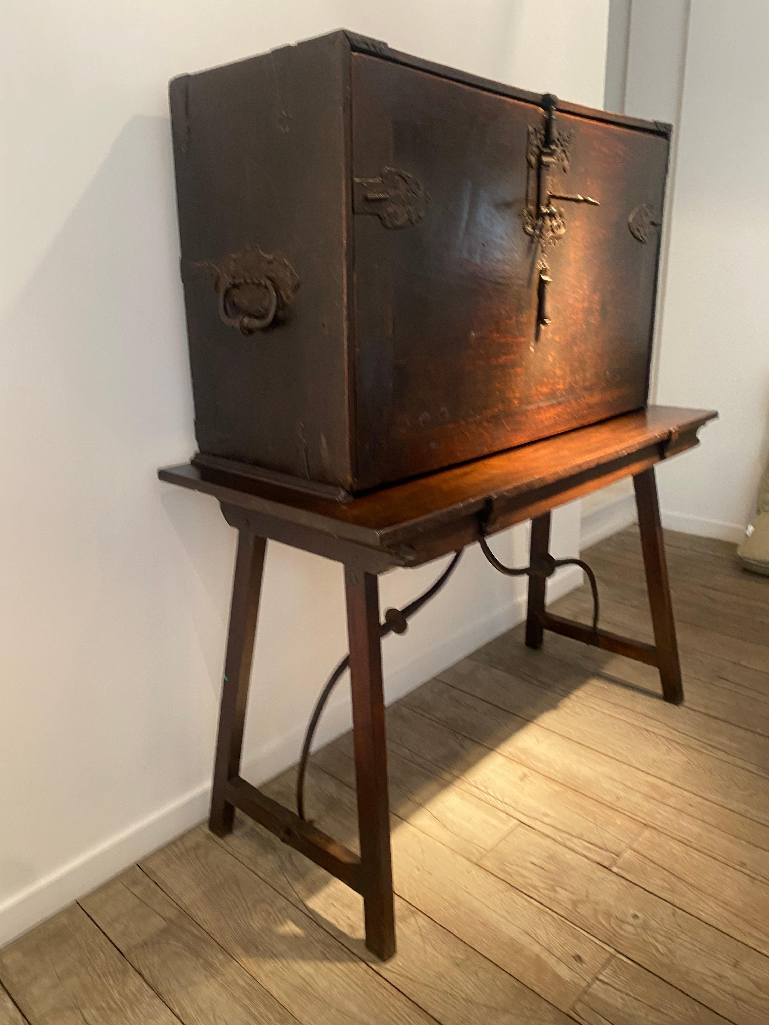 A 17 th Century Spanish Walnut Bargueno In condizioni buone in vendita a Schellebelle, BE