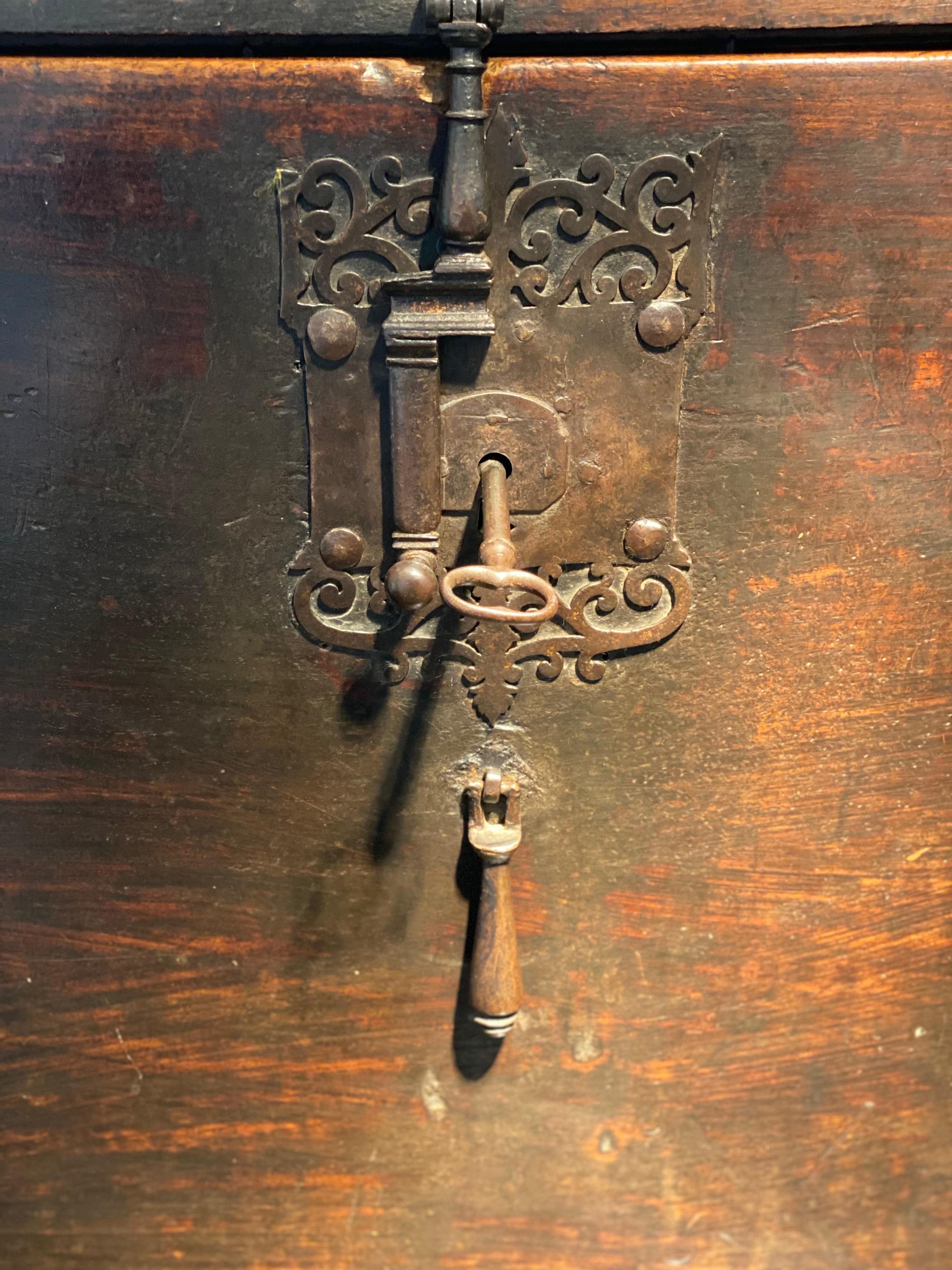 Fino al XVIII secolo A 17 th Century Spanish Walnut Bargueno in vendita