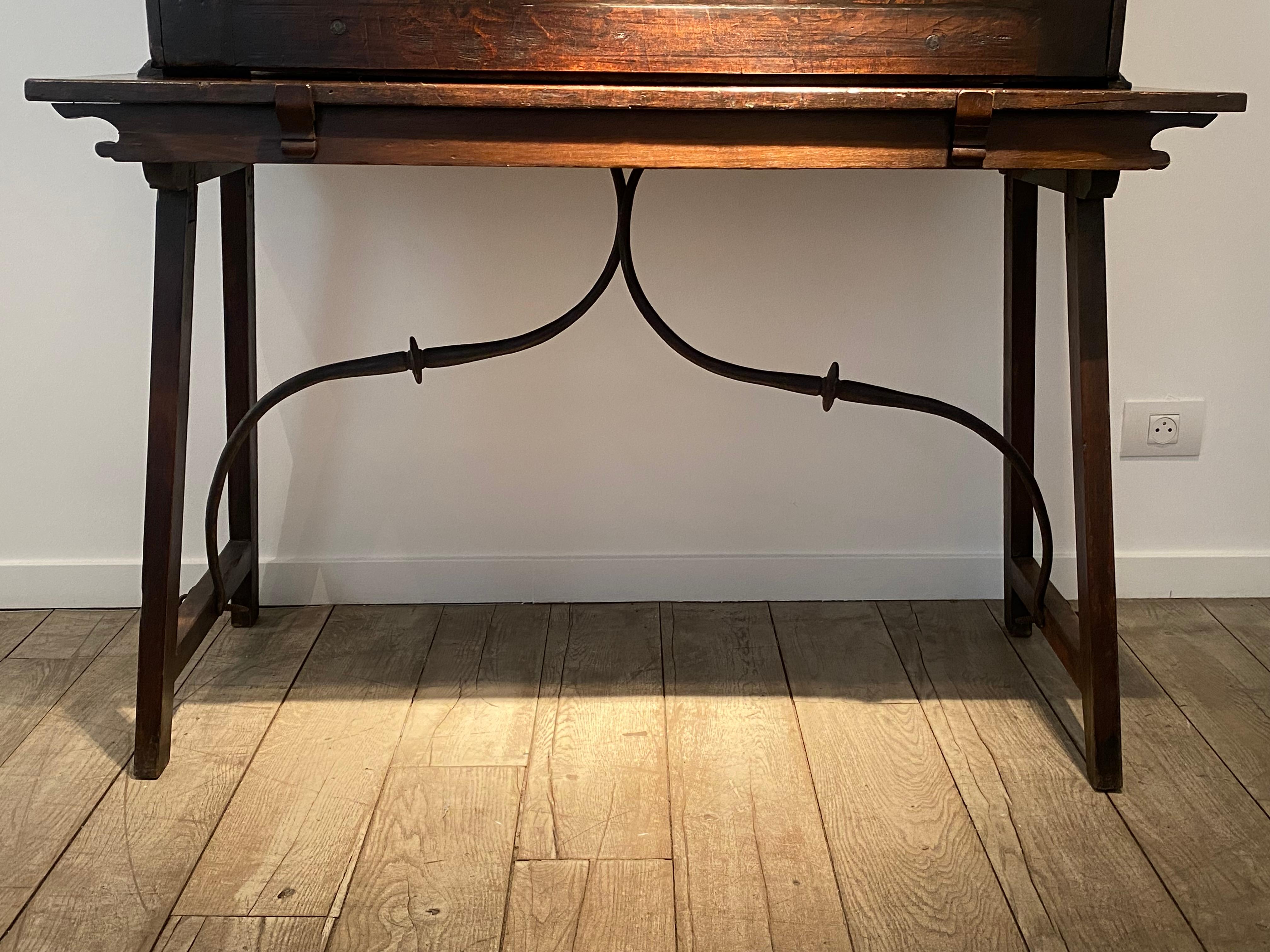 Noce A 17 th Century Spanish Walnut Bargueno in vendita