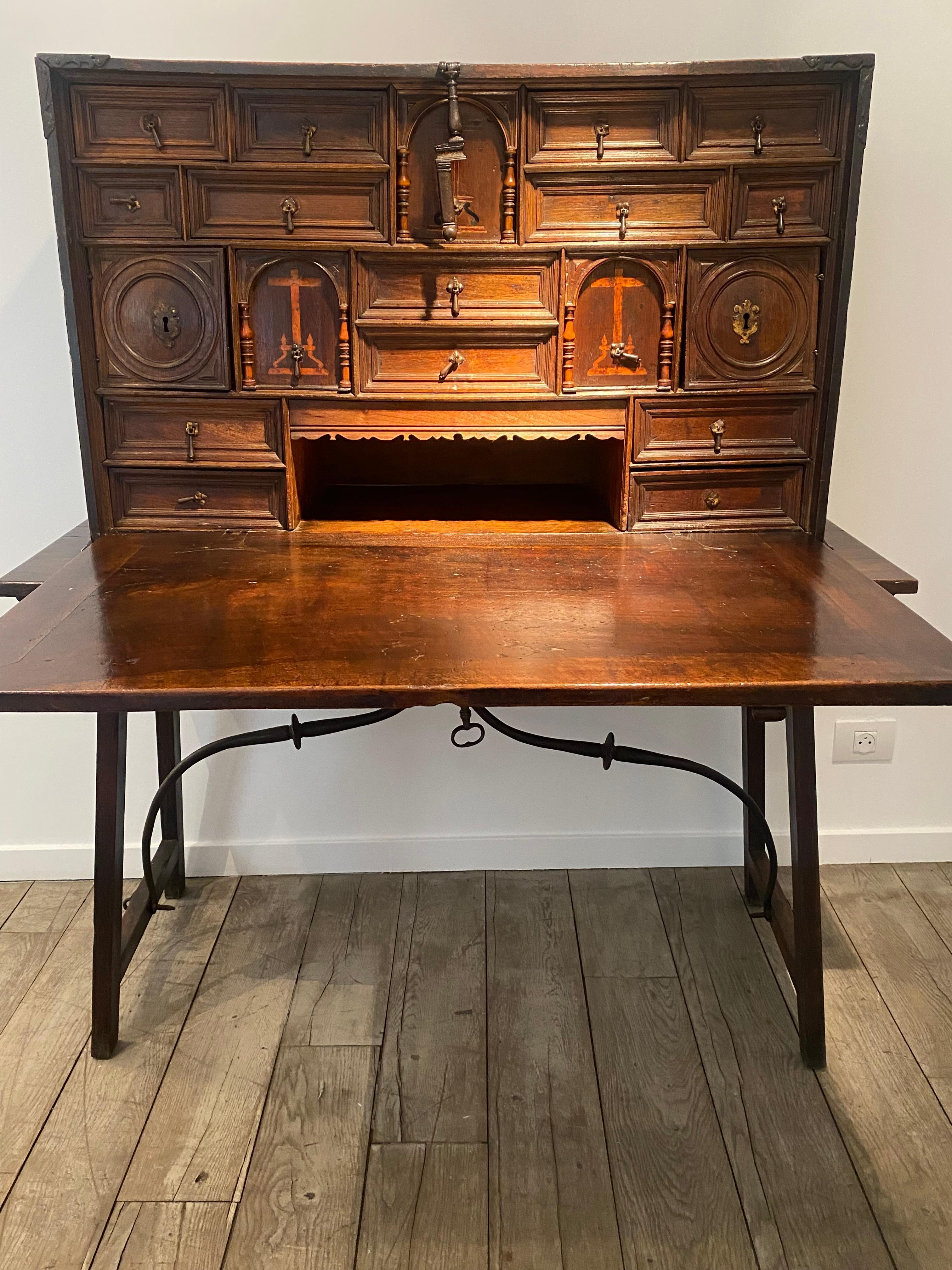 A 17 th Century Spanish Walnut Bargueno in vendita 2