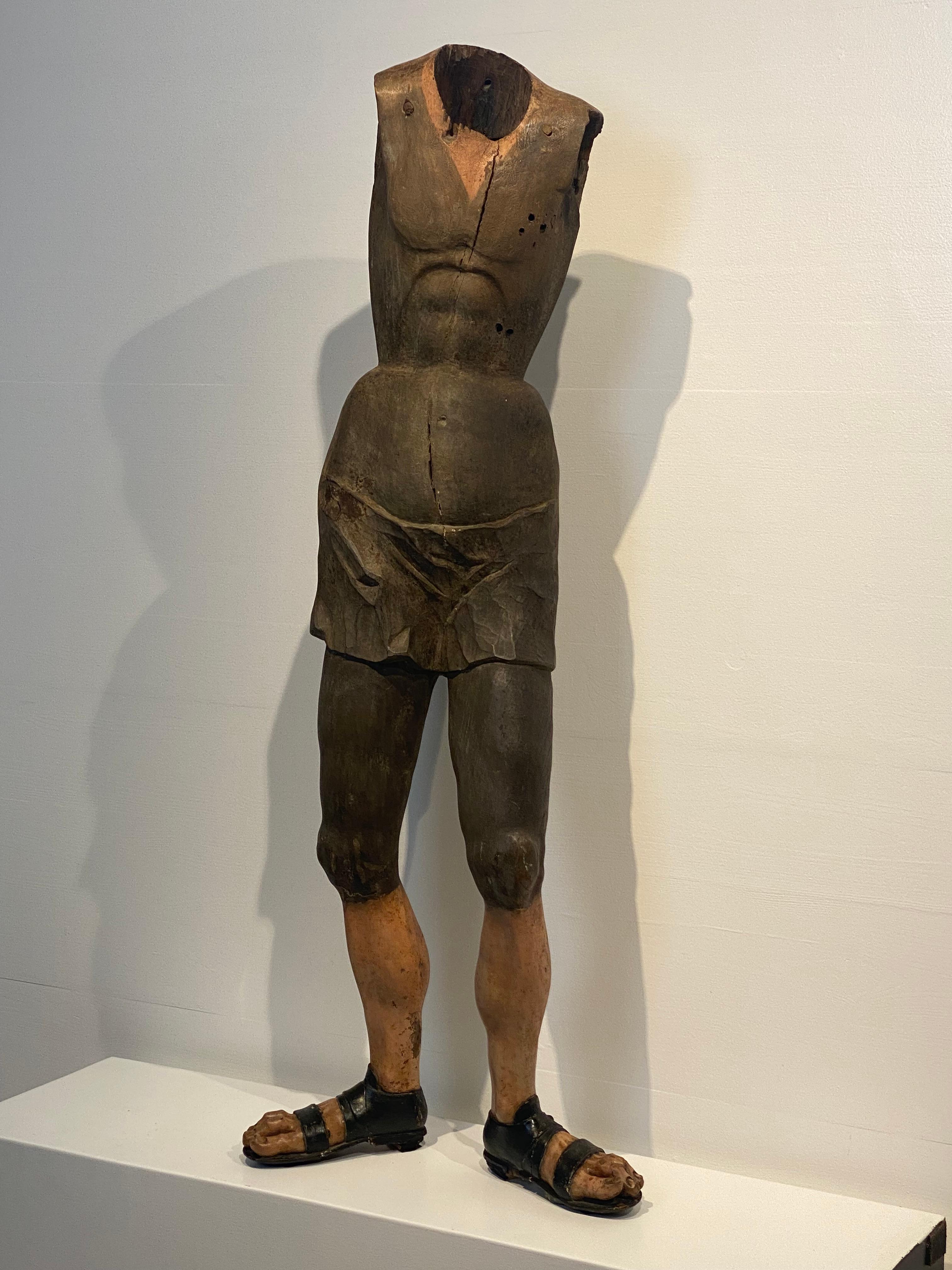 Estatua de madera policromada del siglo XVII en venta 3