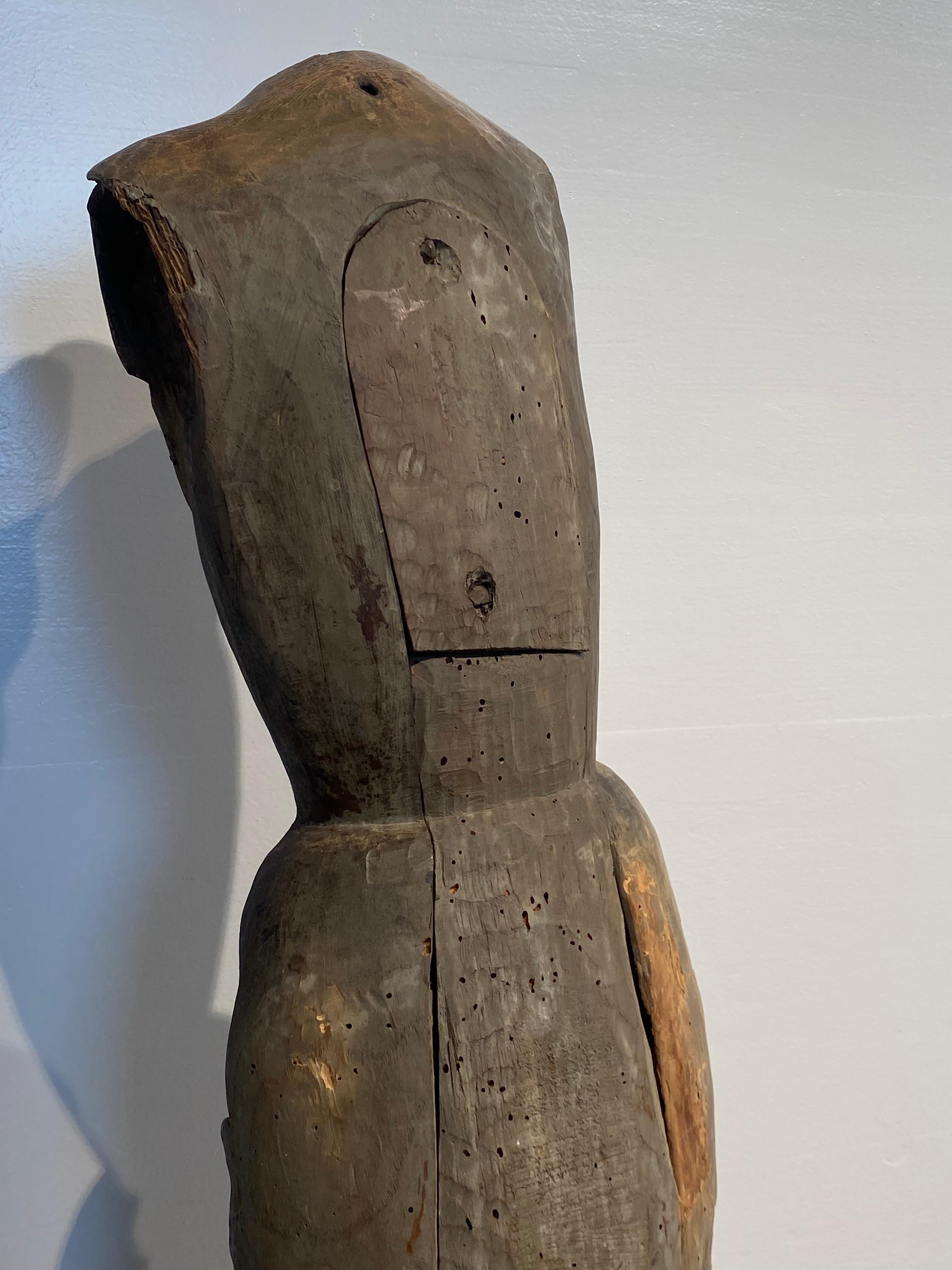 Estatua de madera policromada del siglo XVII en venta 7