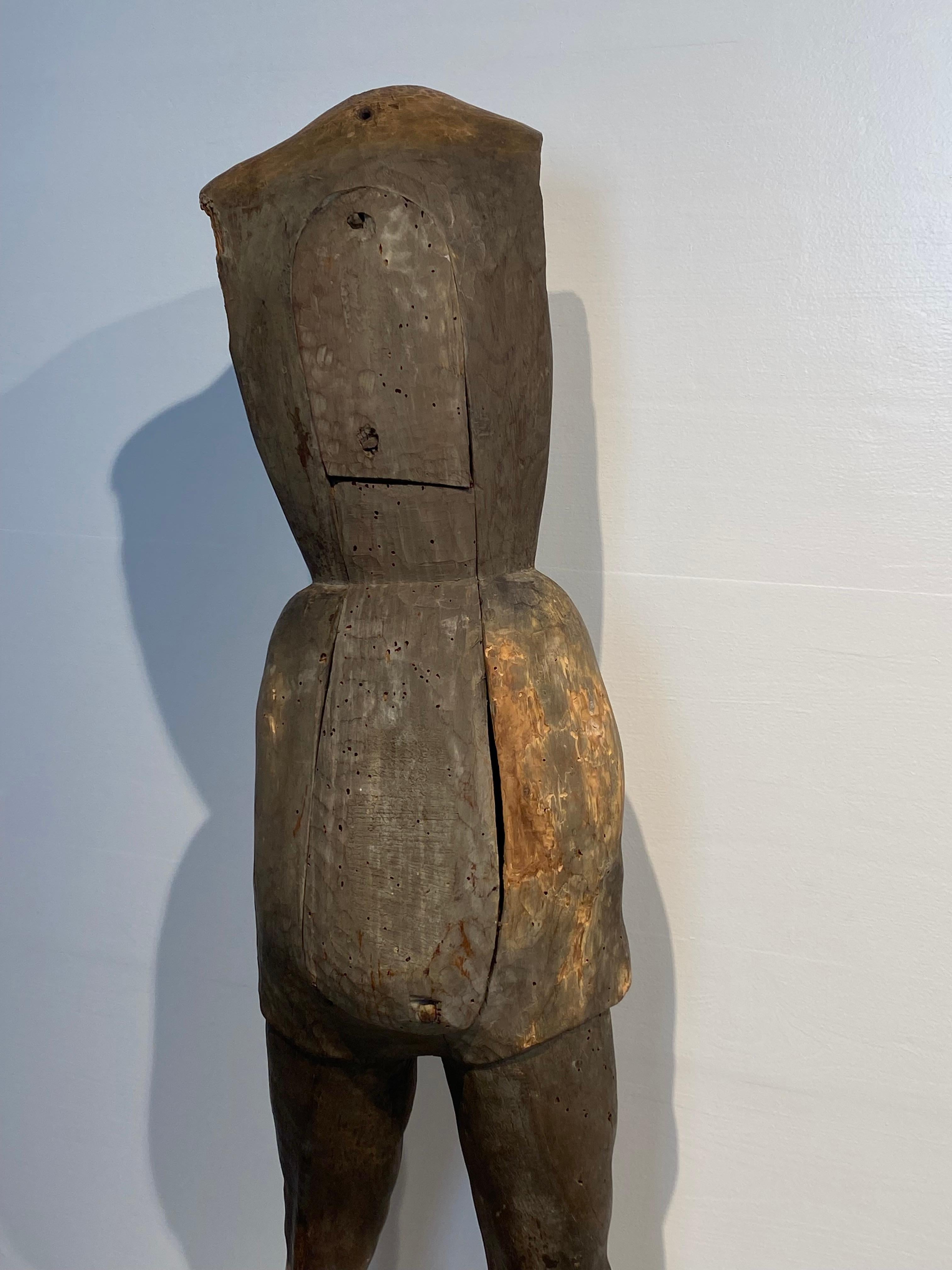 Estatua de madera policromada del siglo XVII en venta 8