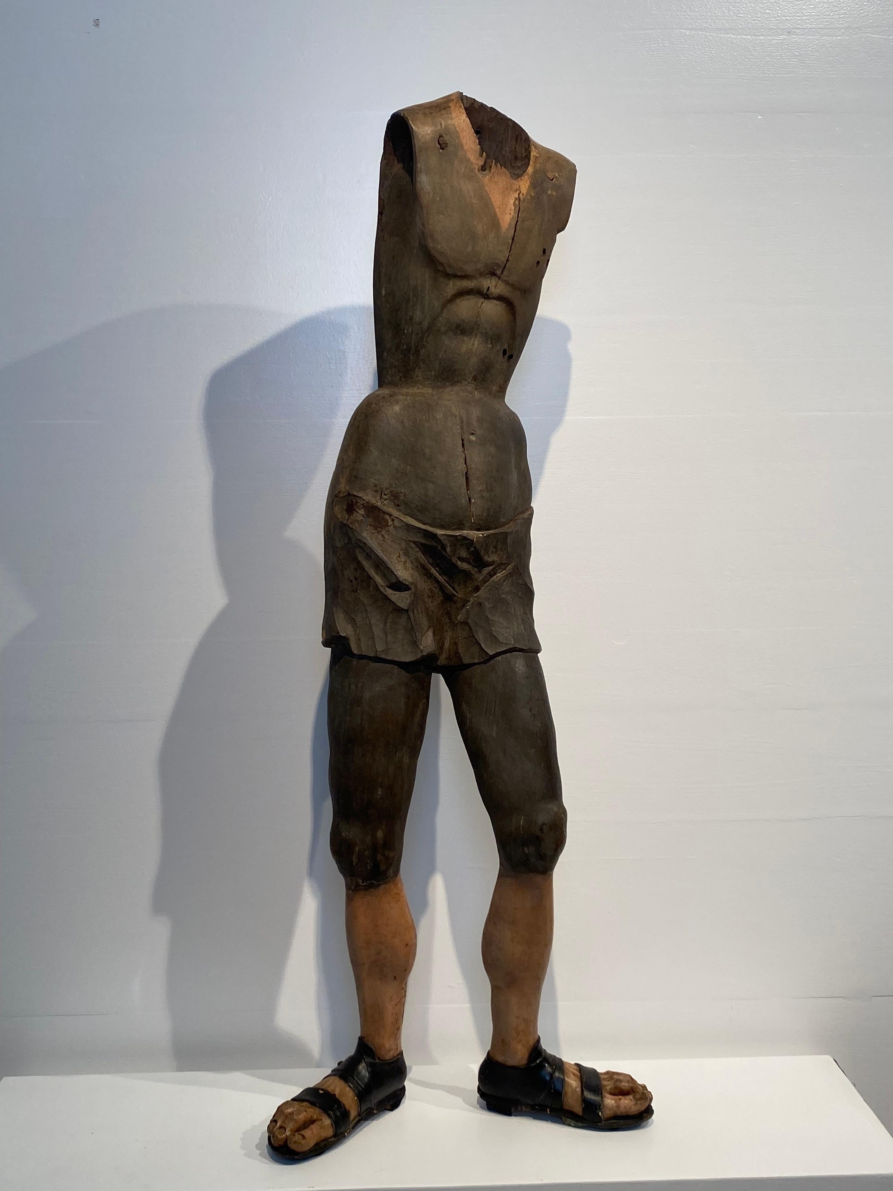 Elegante estatua española policromada de un hombre,
Siglo XVII,
sin cabeza,
Escultura elegante y refinada, bonito color y cálida pátina de la madera,
de la región de Castillion, en España,
objeto poderoso y decorativo