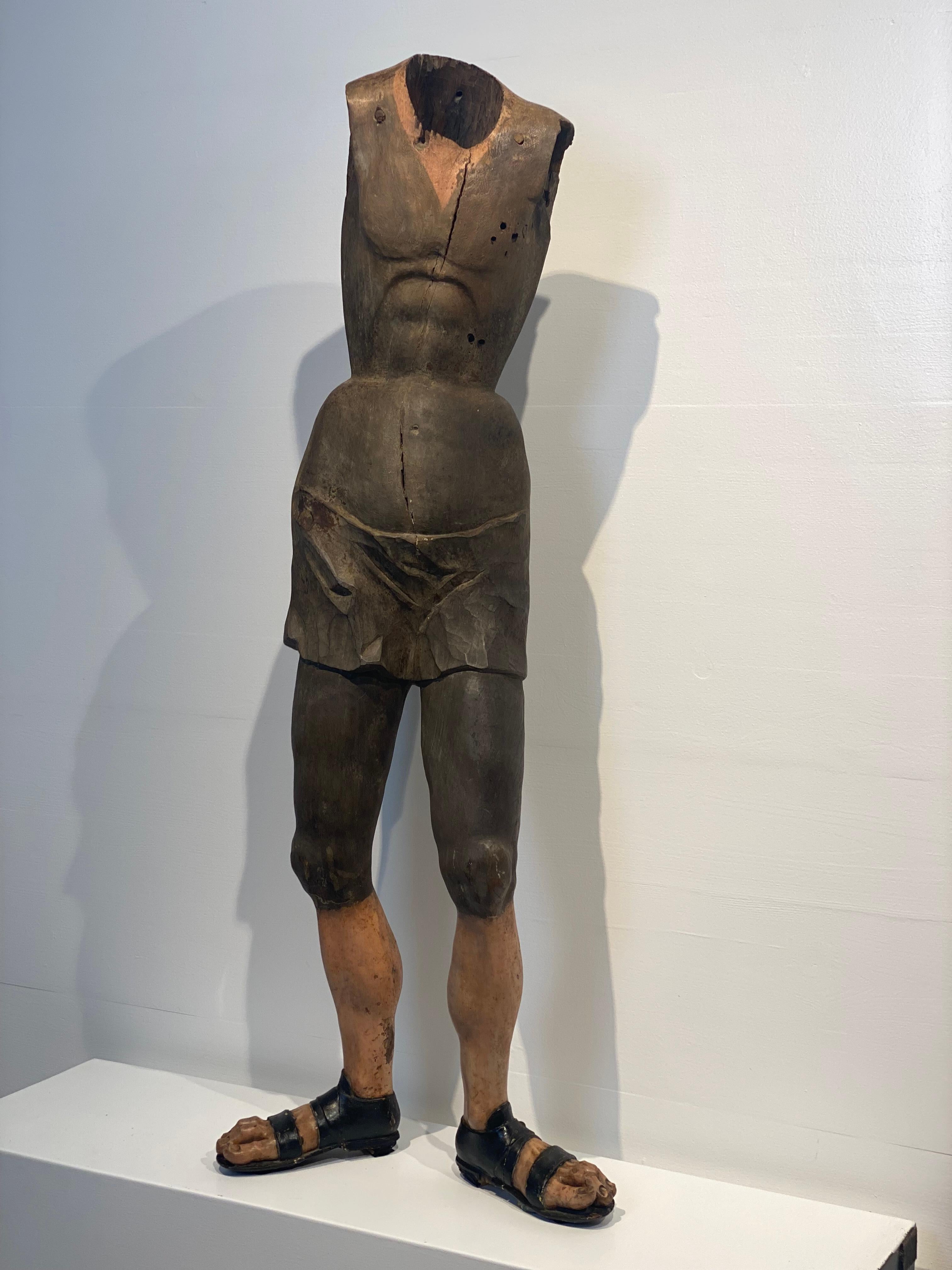 Estatua de madera policromada del siglo XVII Español en venta