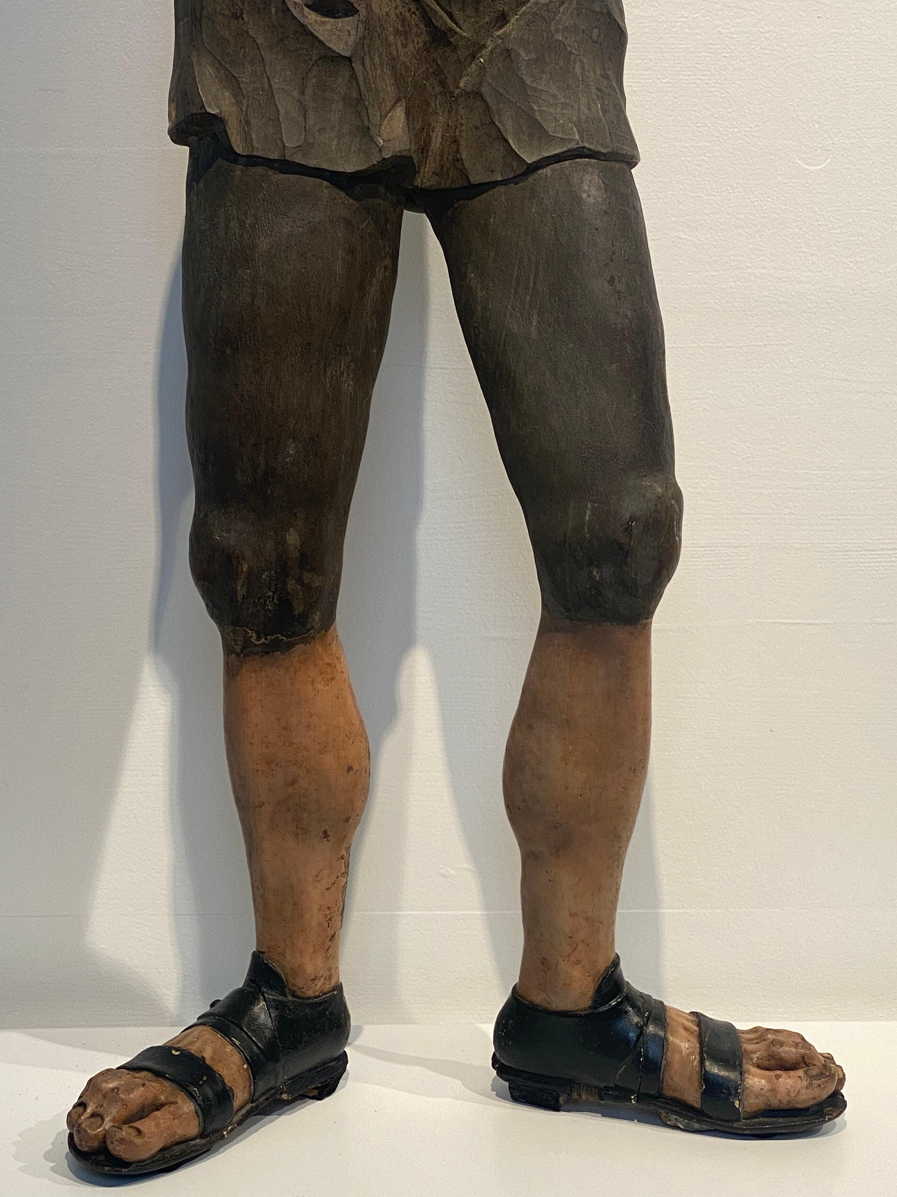 Estatua de madera policromada del siglo XVII Madera frutal en venta