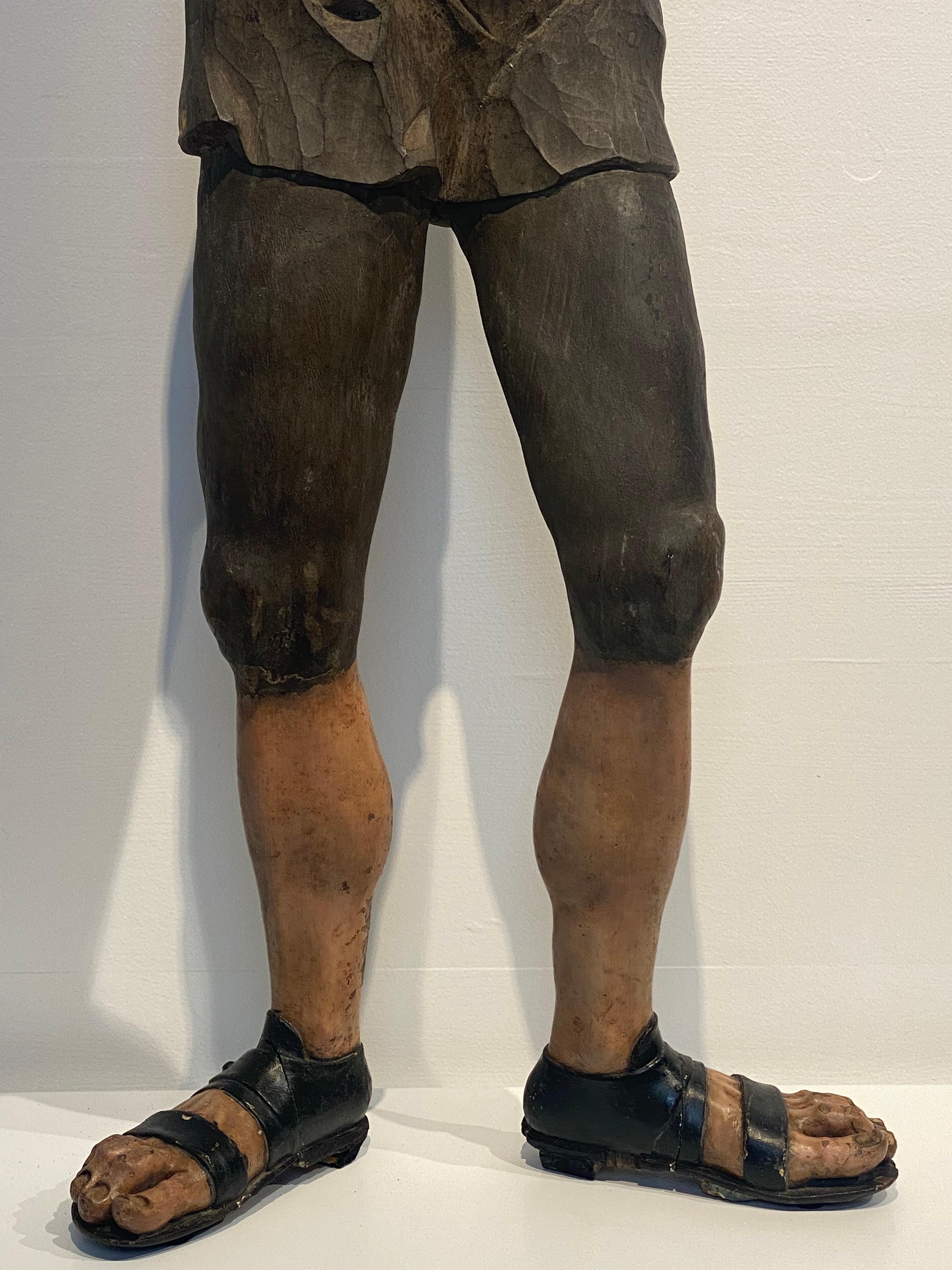 Estatua de madera policromada del siglo XVII en venta 1